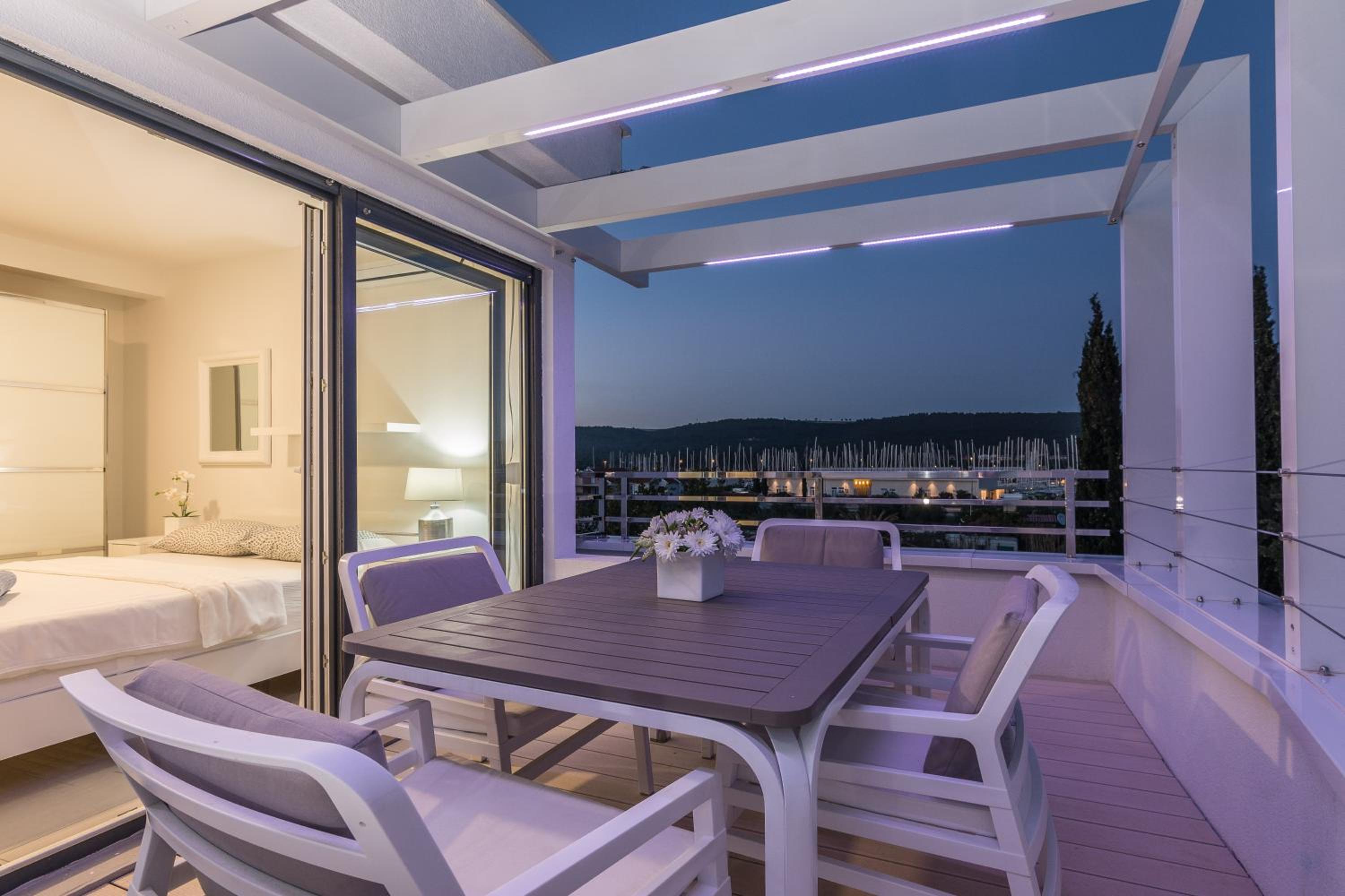 Two-Bedroom Penthouse Apartment with Terrace and Jacuzzi photo 2