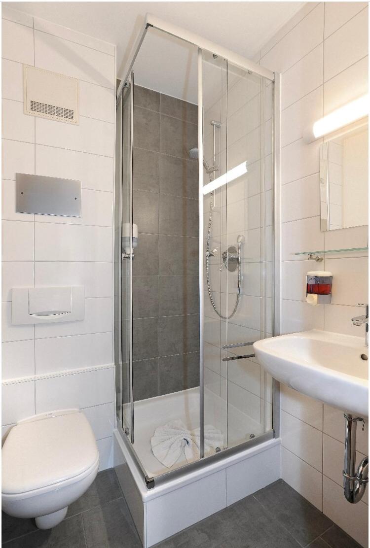 Single Room with Bathroom photo 2