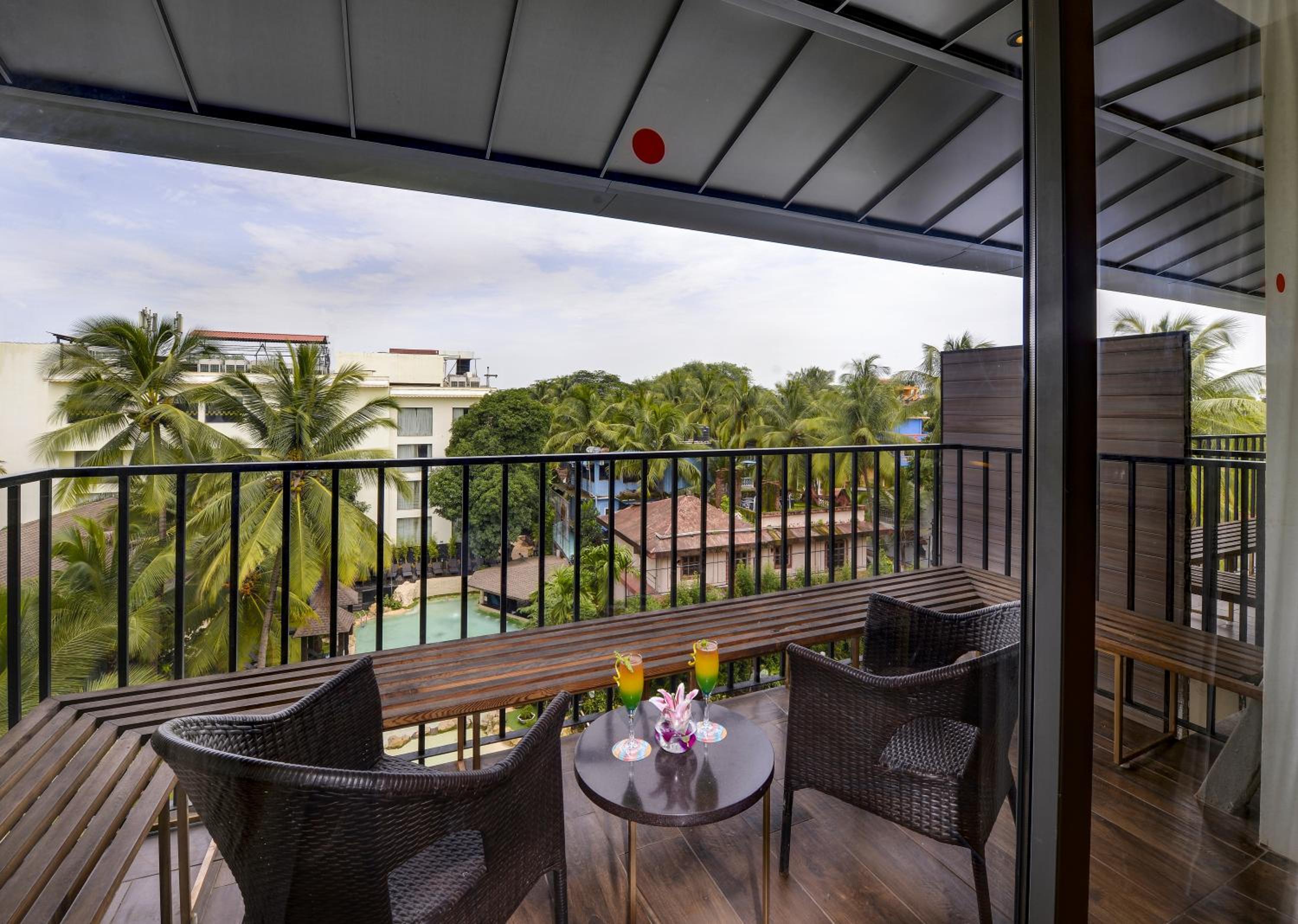 Luxury King Room with Pool View photo 3