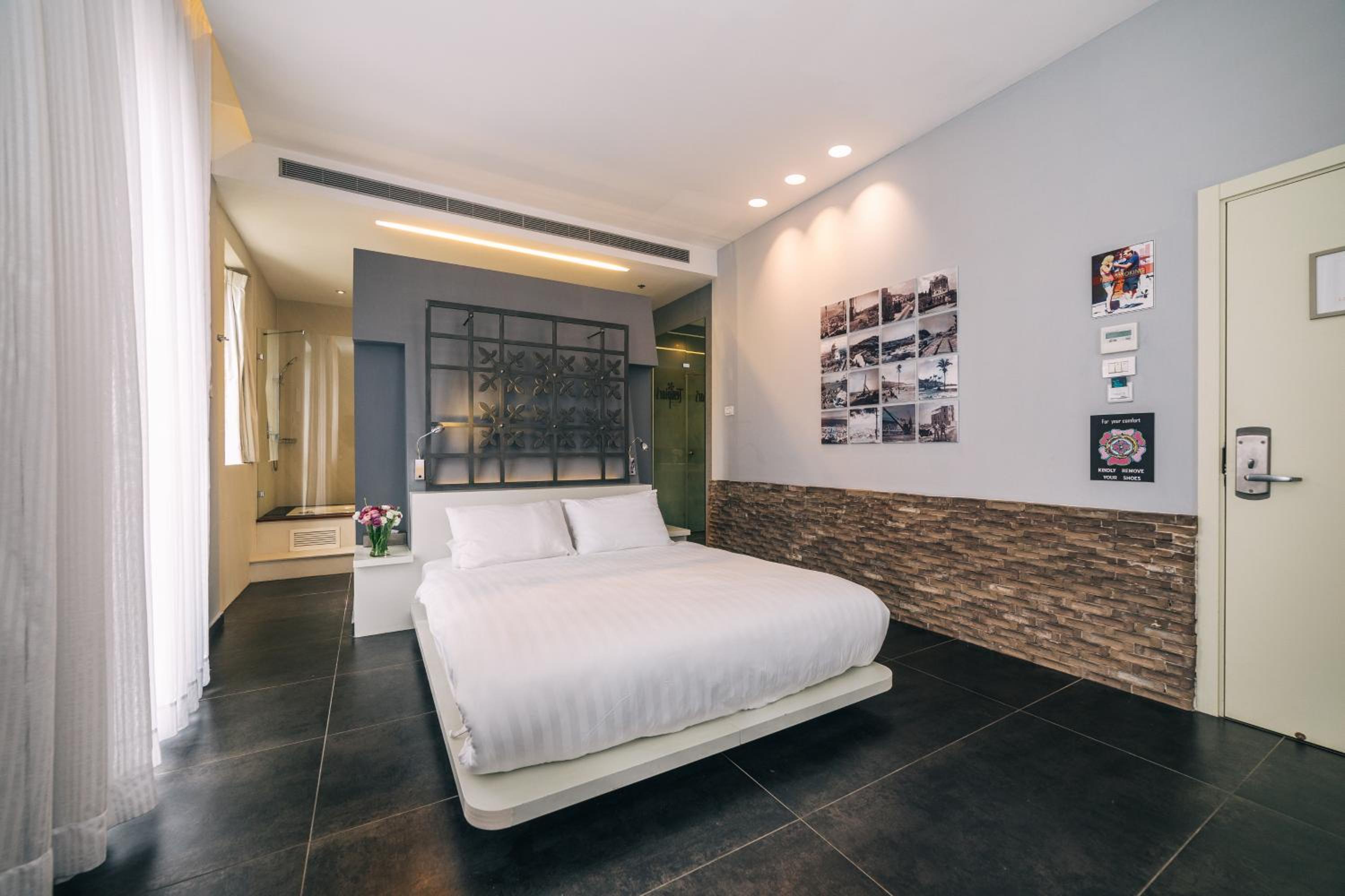 Jacuzzi Deluxe Room with Balcony - Photo 11