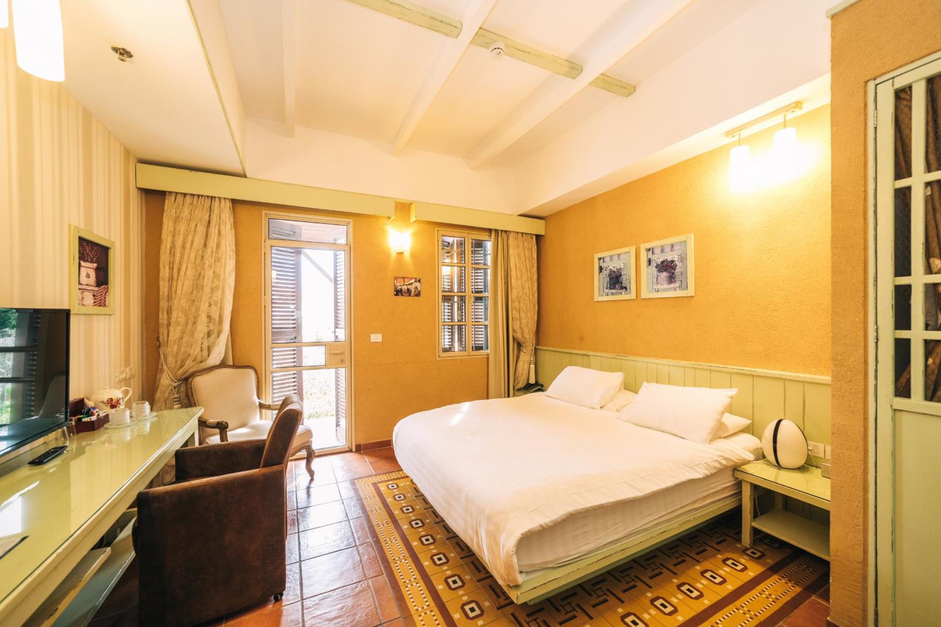 Jacuzzi Deluxe Room with Balcony - Photo 13