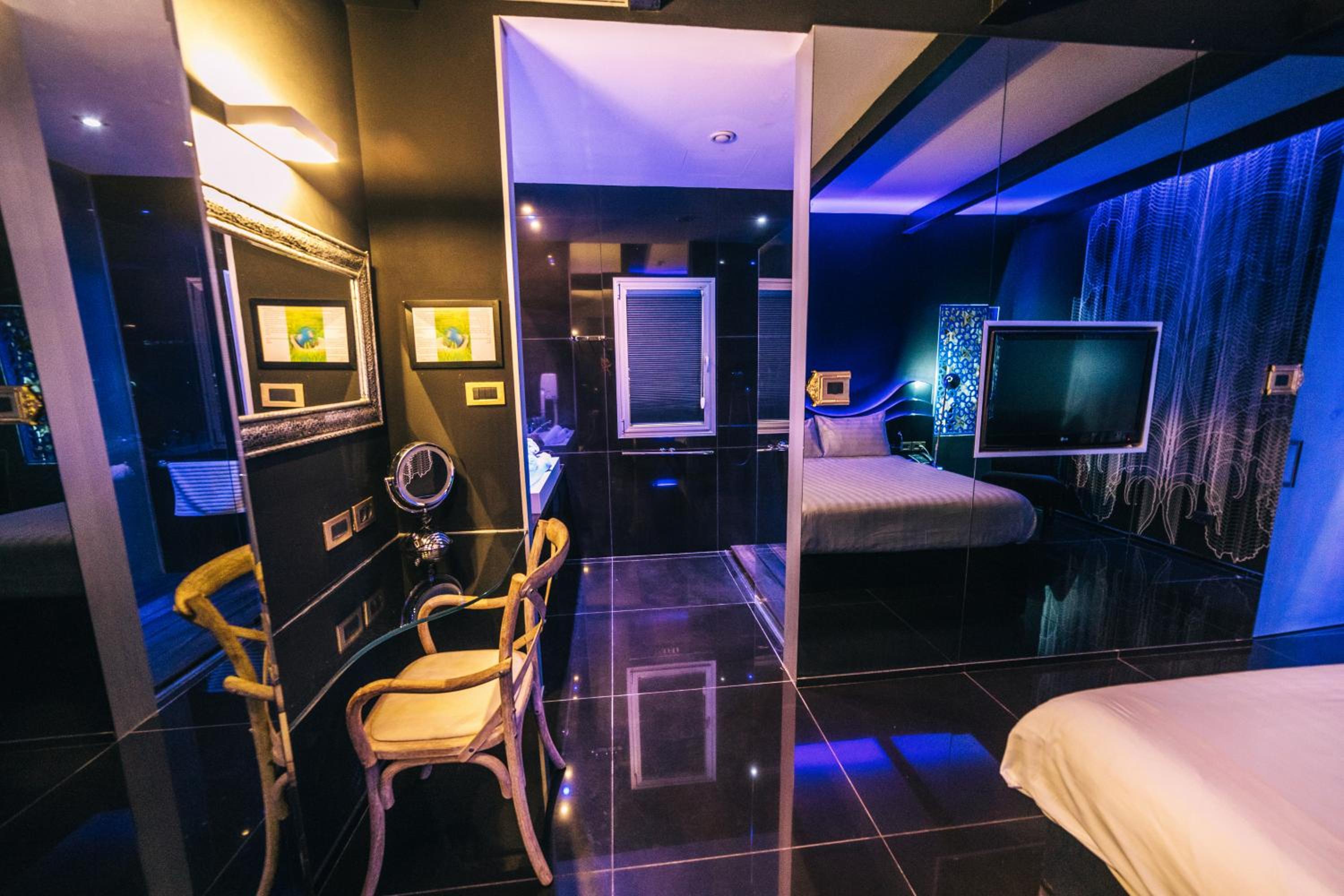 Junior Suite with Patio - Photo 3