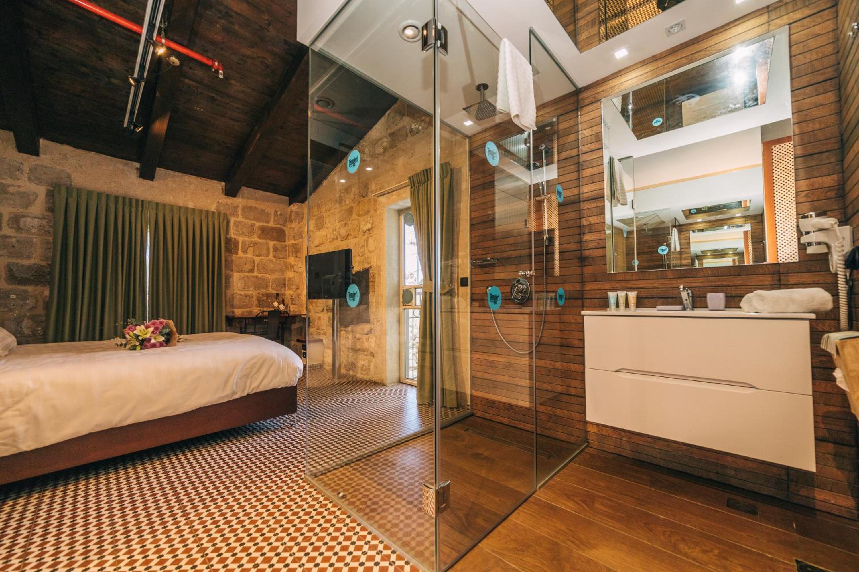 Superior Room with Patio - Photo 4