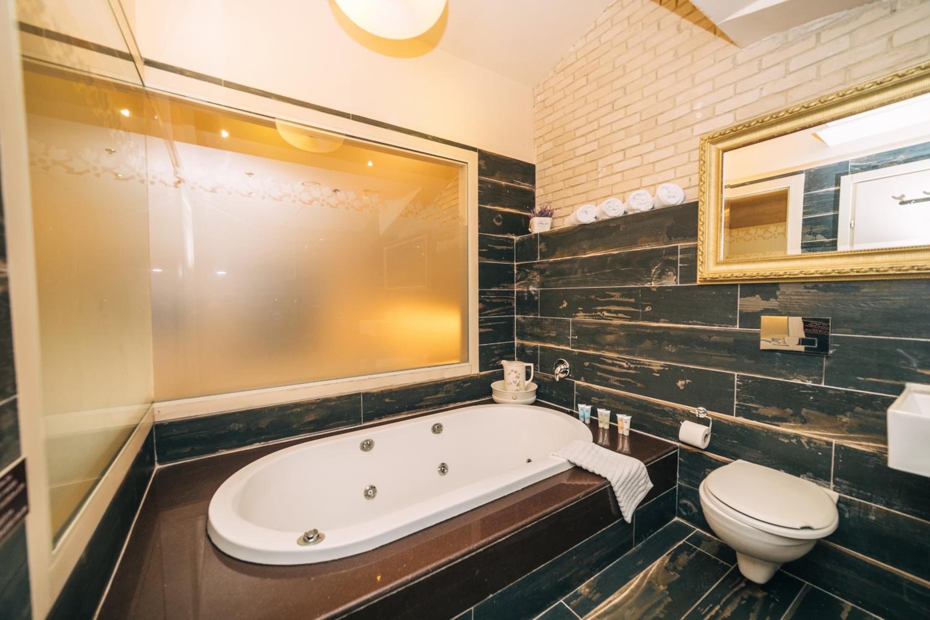 Jacuzzi Deluxe Room with Balcony - Photo 12
