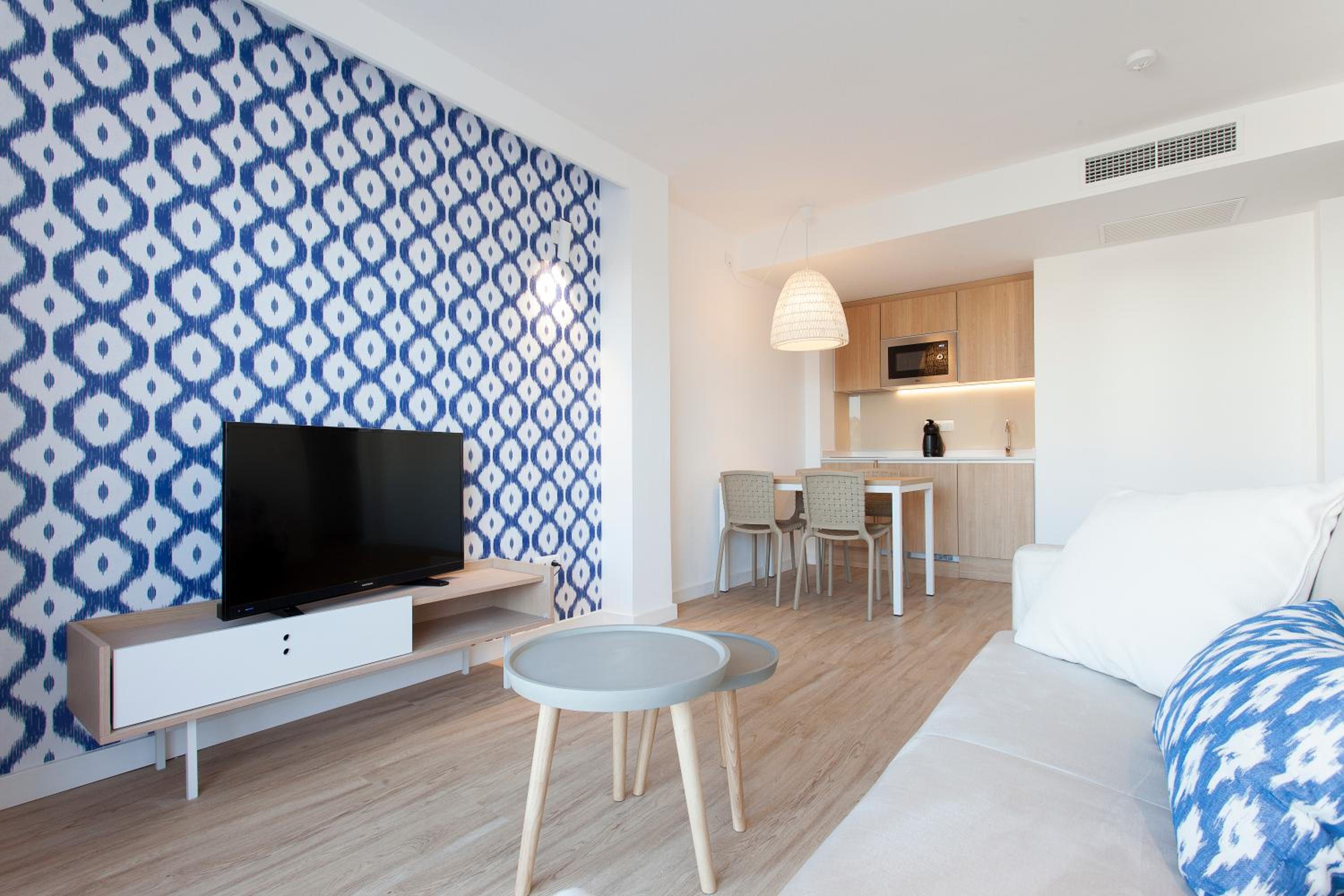 Apartamento con vista a la calle y al mar lateral.