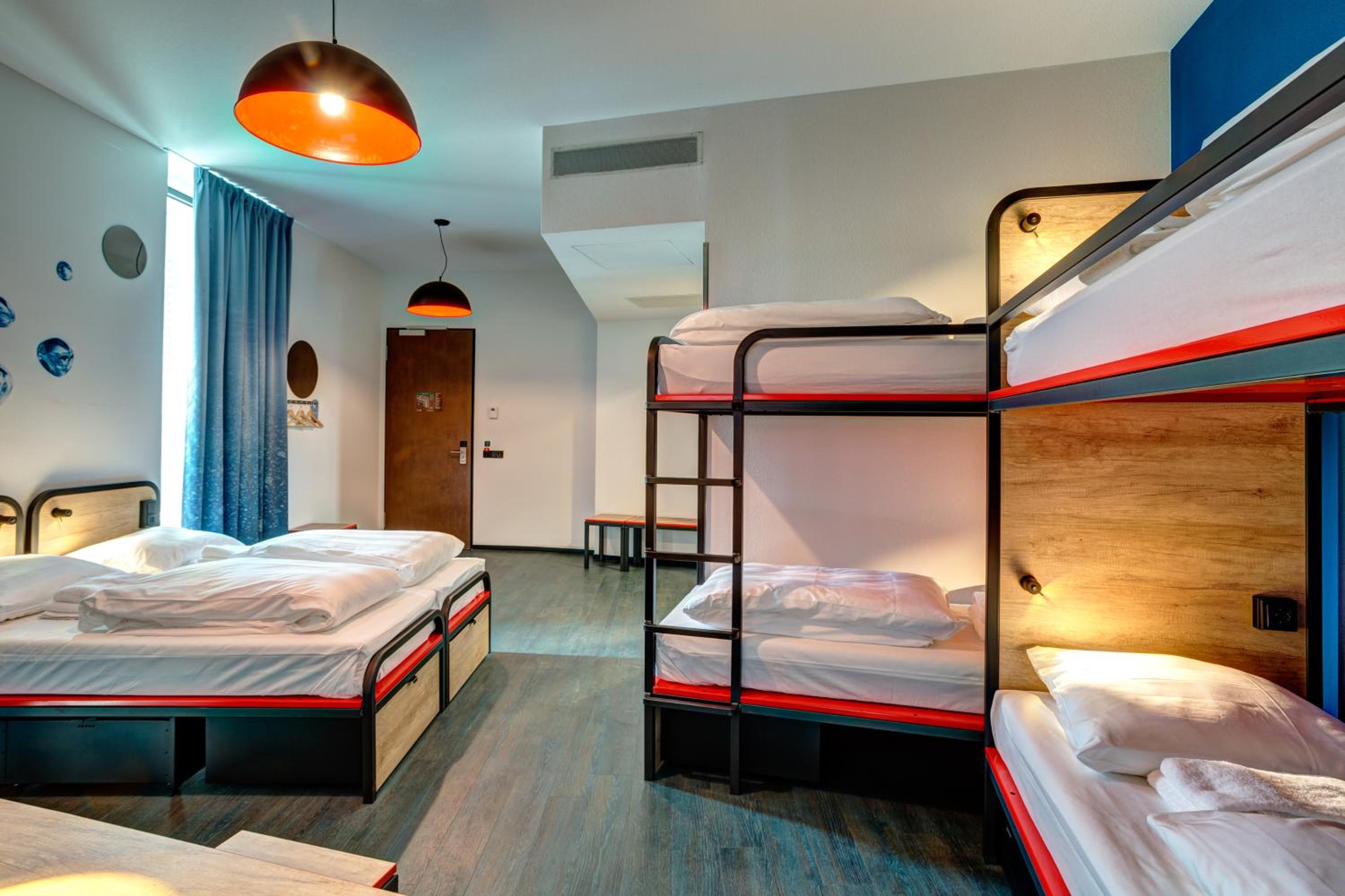 6-Bed Room photo 3