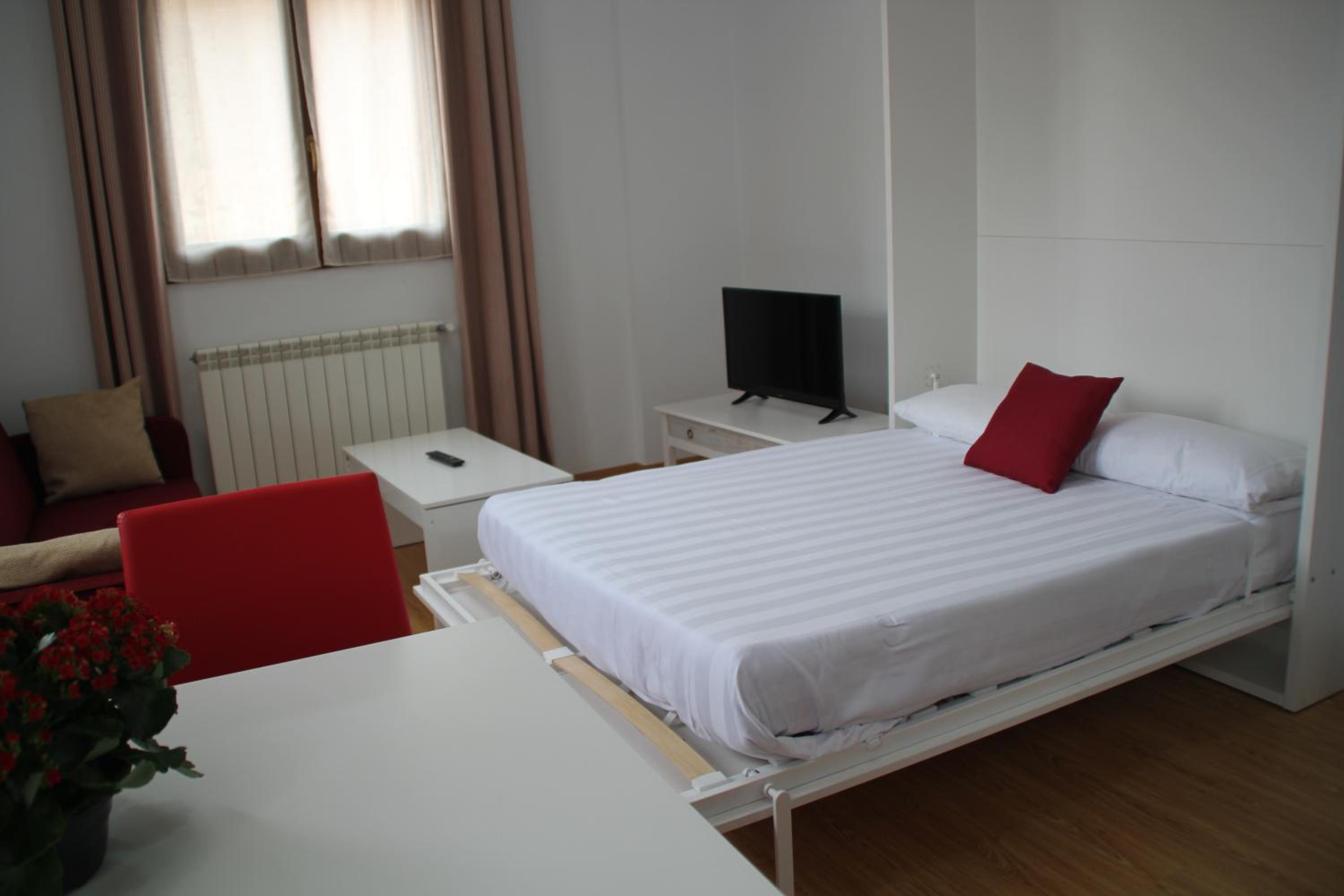 One-Bedroom Apartment photo 2