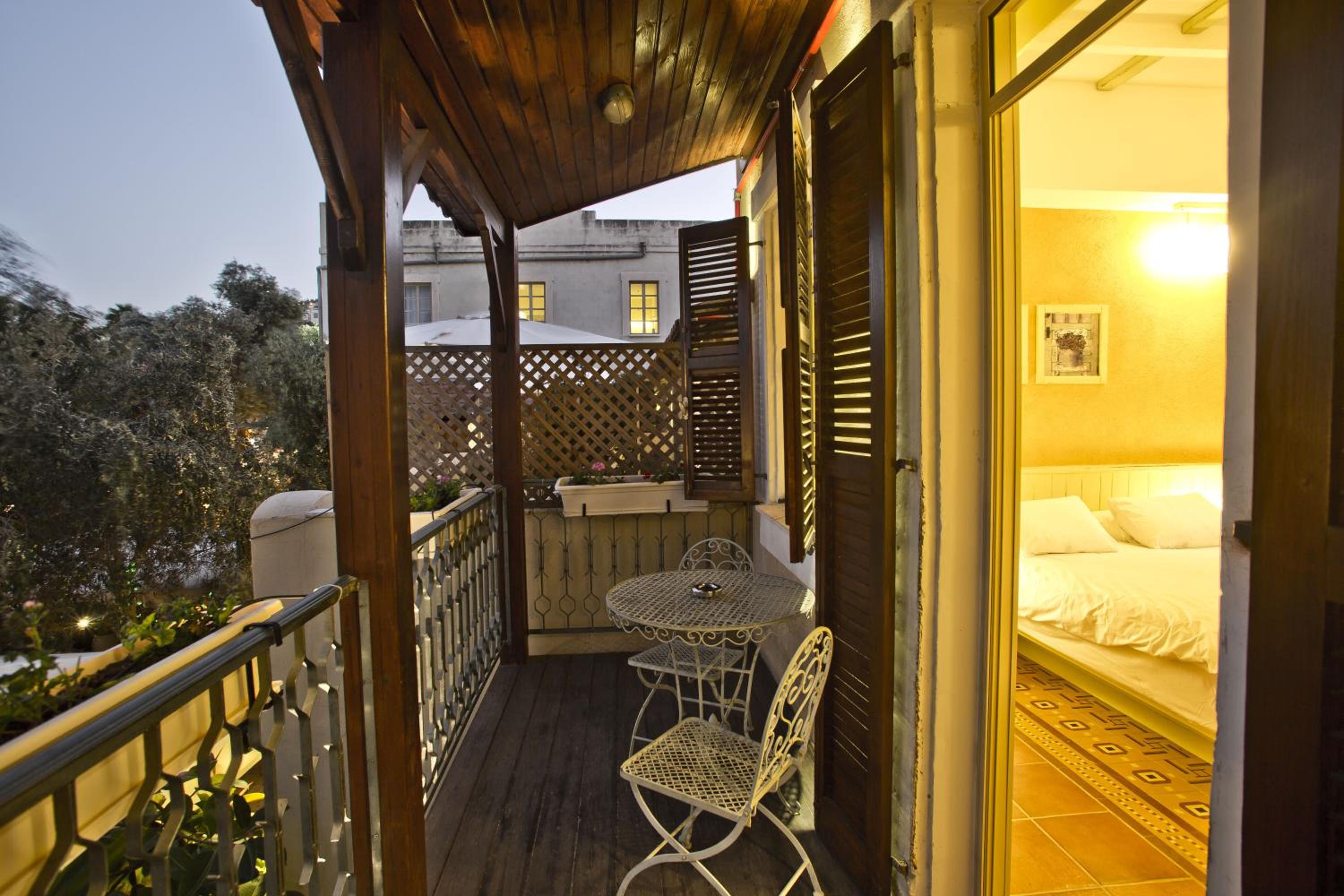 Jacuzzi Deluxe Room with Balcony - Photo 2