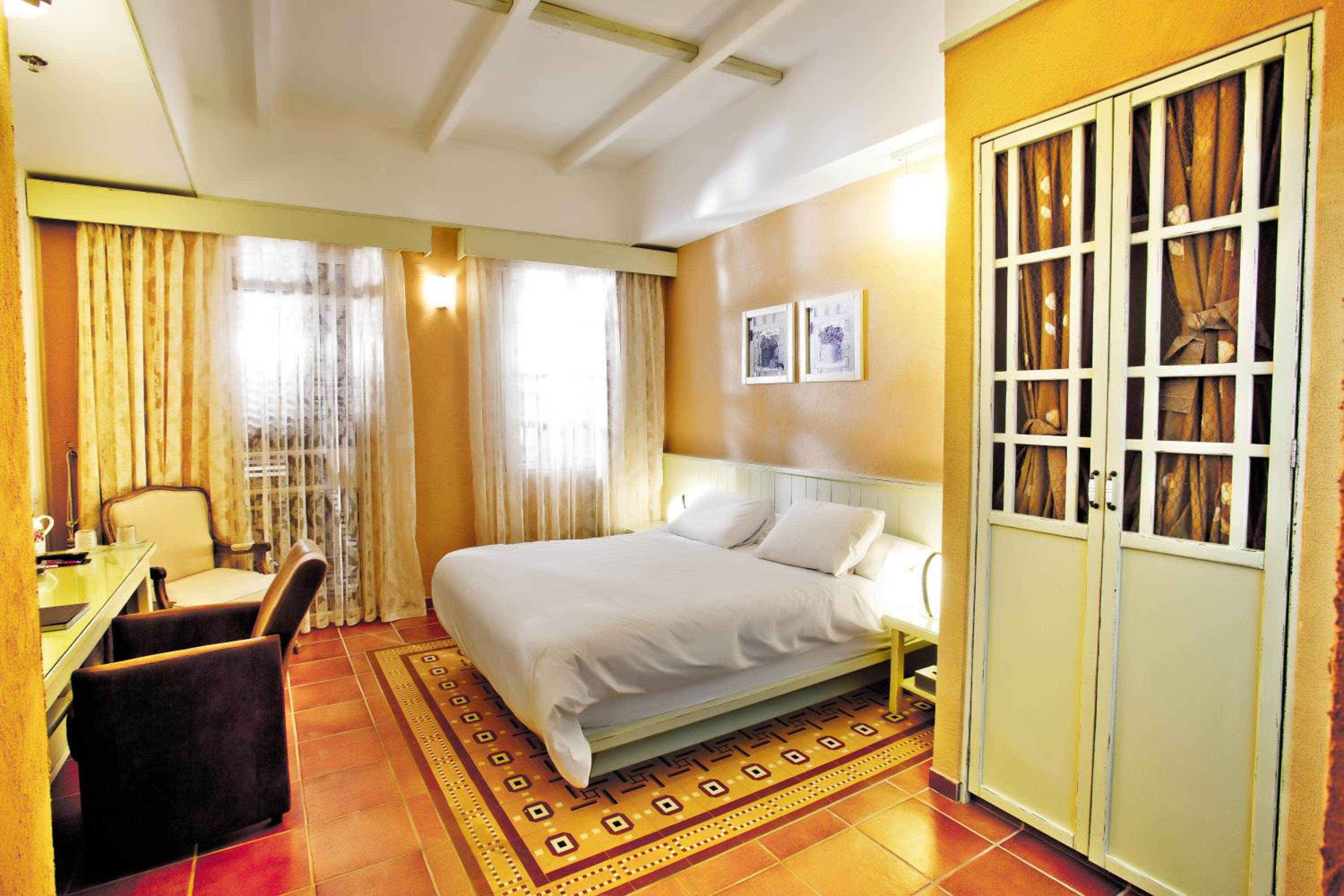 Jacuzzi Deluxe Room with Balcony - Photo 5