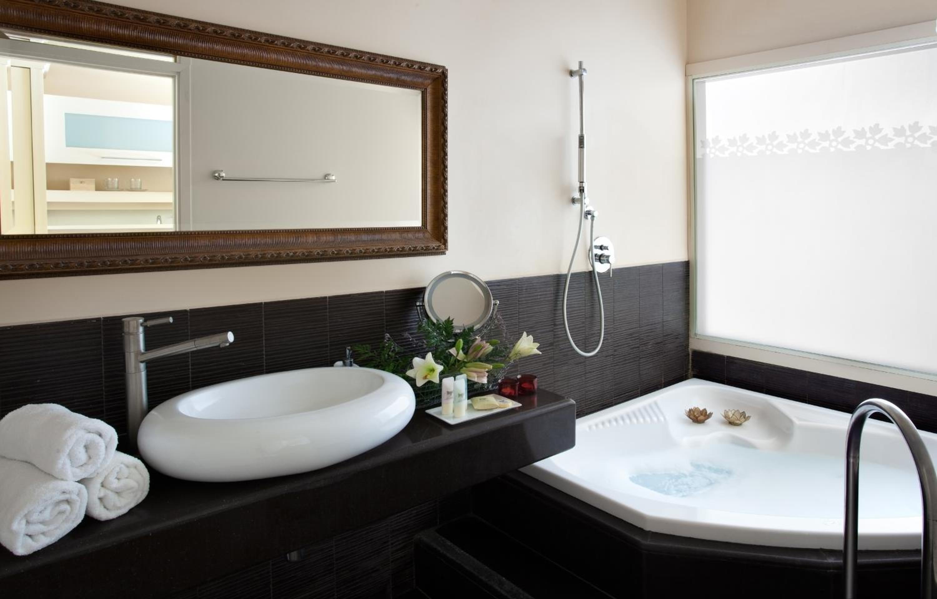 Jacuzzi Deluxe Room with Balcony - Photo 14
