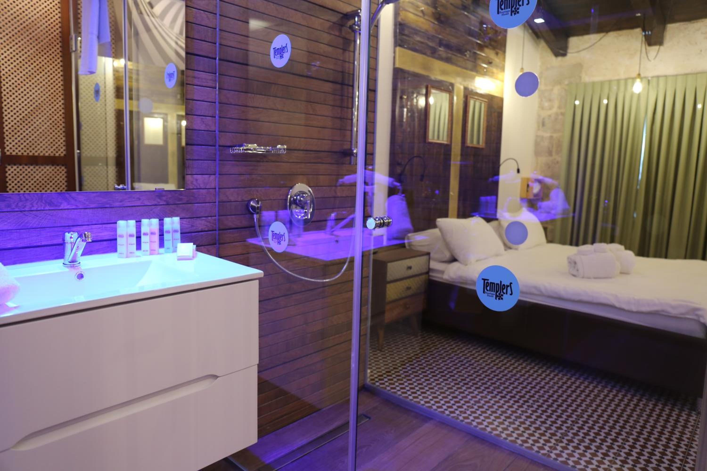 Superior Room with Patio - Photo 7