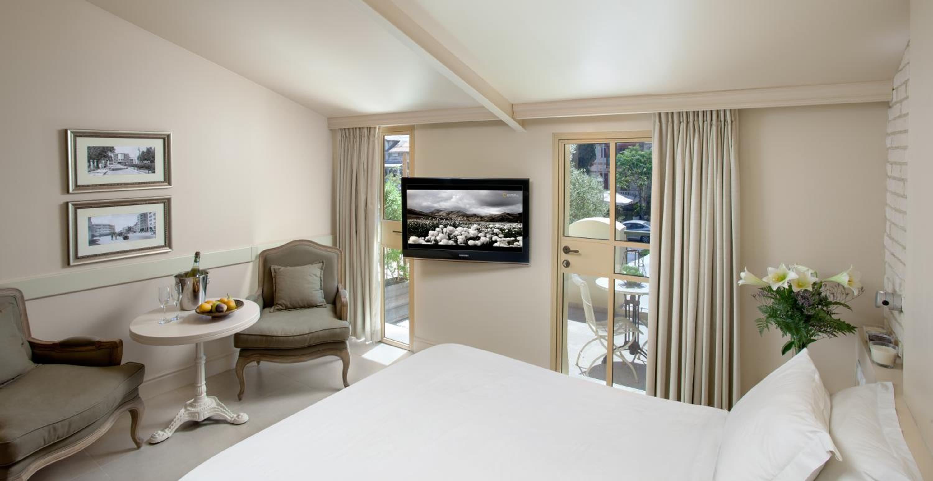 Jacuzzi Deluxe Room with Balcony - Photo 1