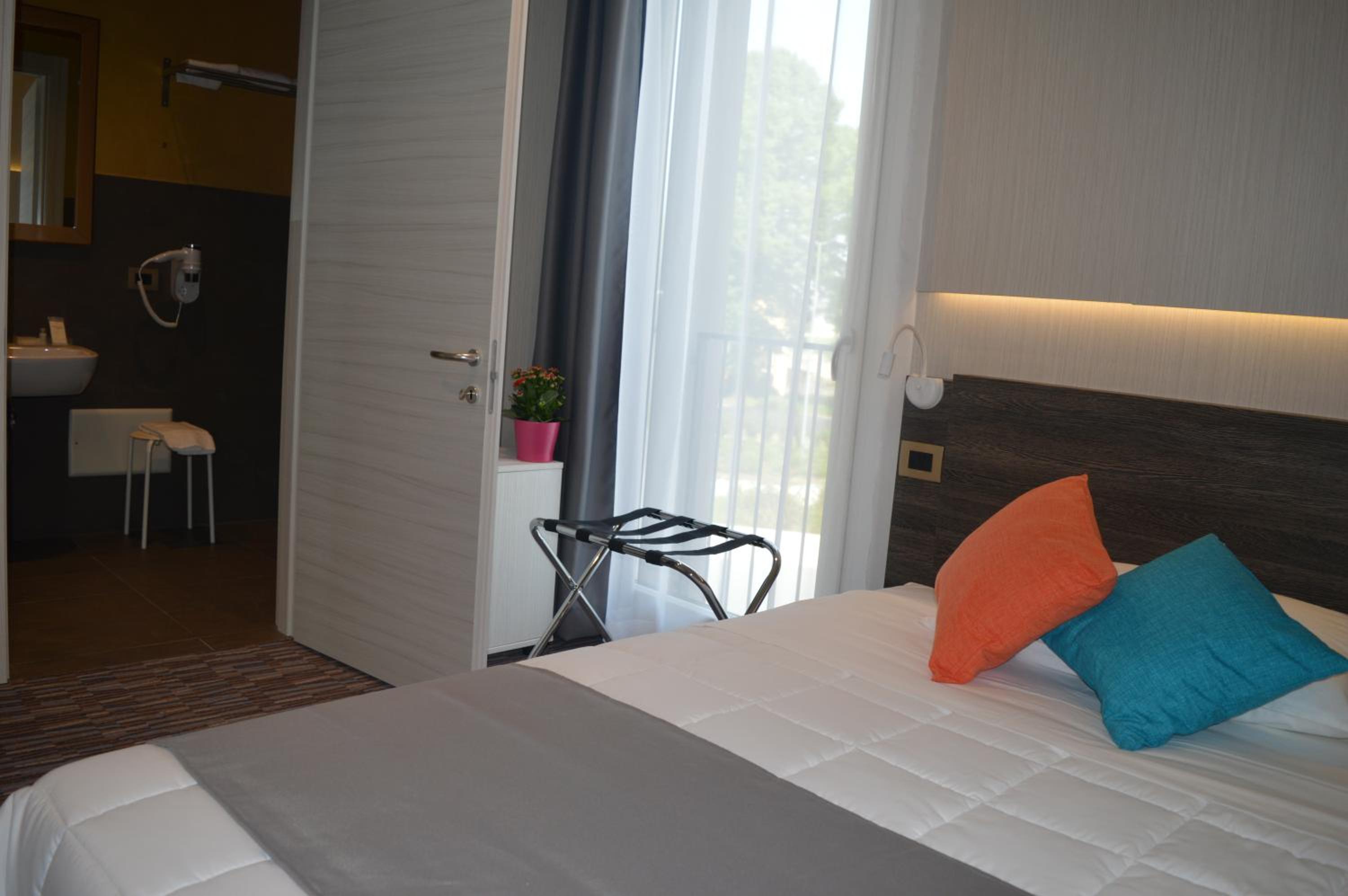 Single Room with Private Bathroom photo 1