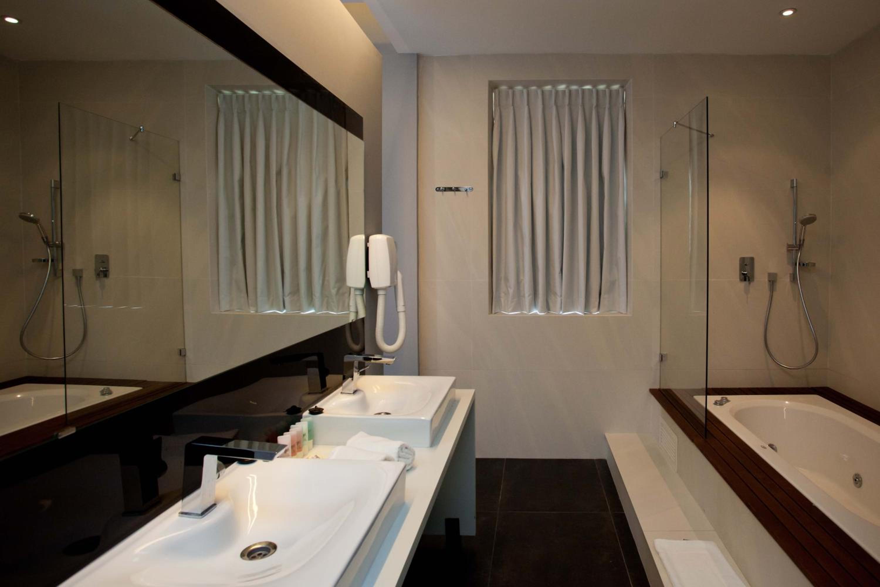 Jacuzzi Deluxe Room with Balcony - Photo 10