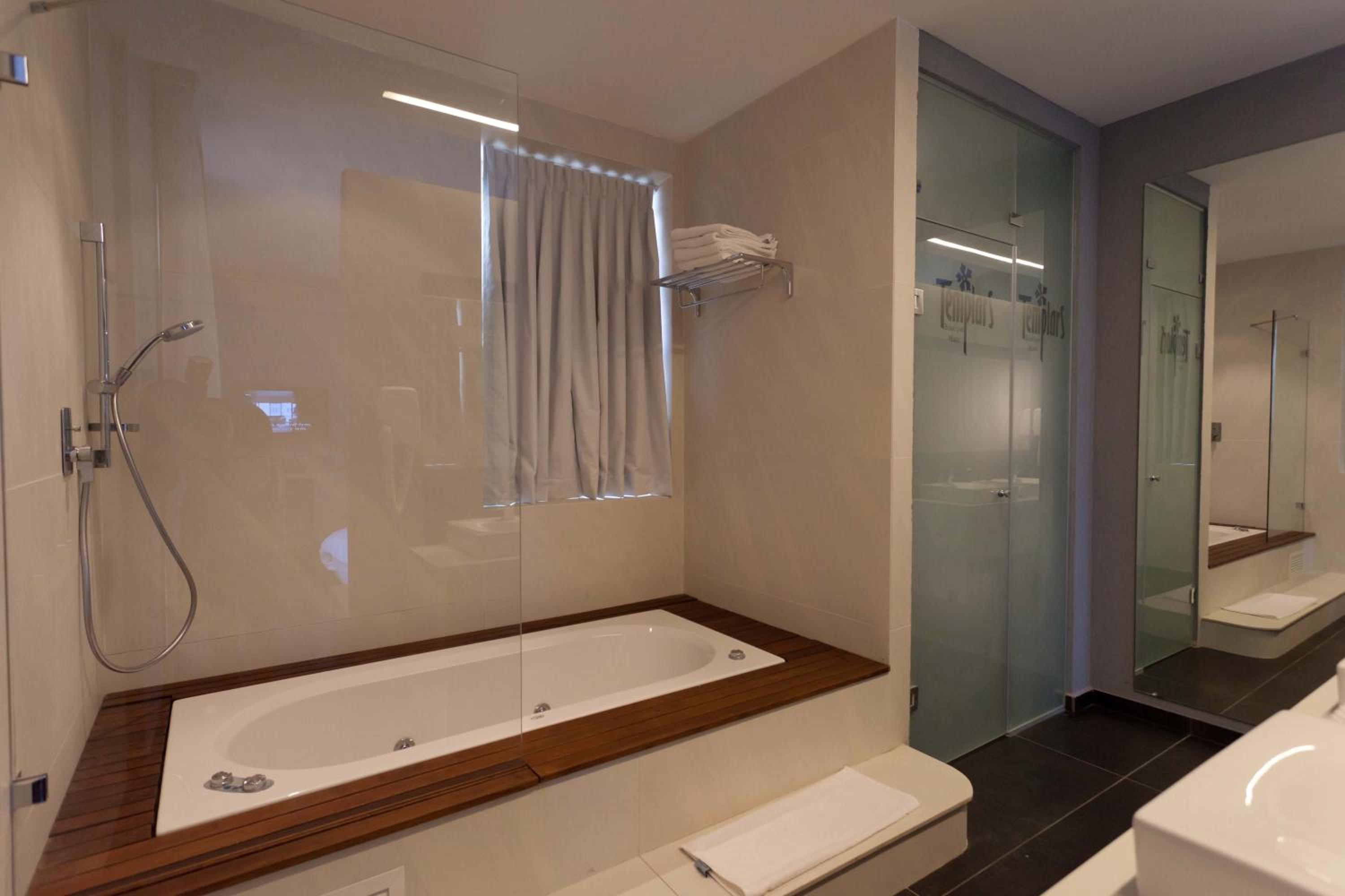 Jacuzzi Deluxe Room with Balcony - Photo 3