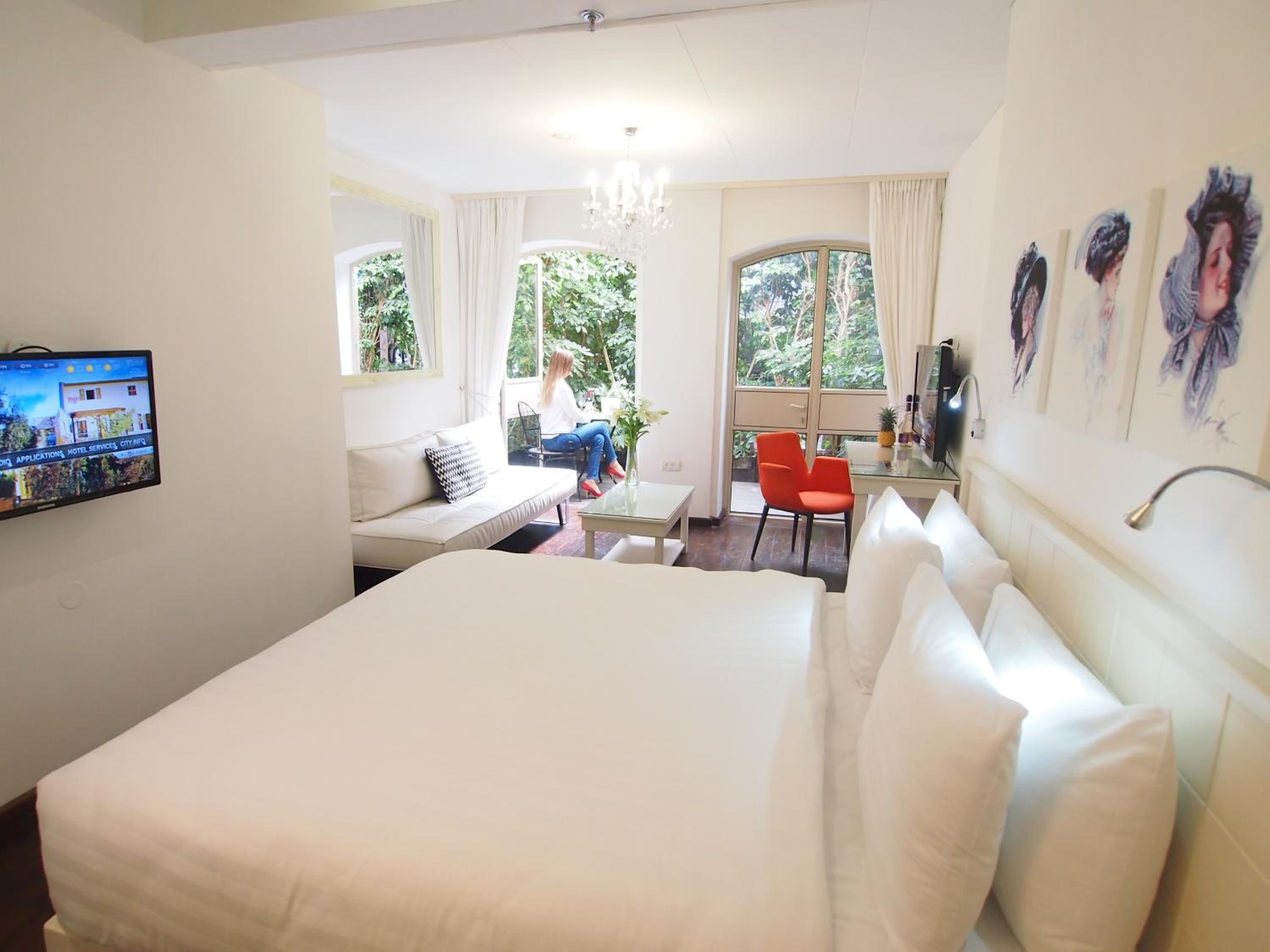 Superior Room with Patio - Photo 3