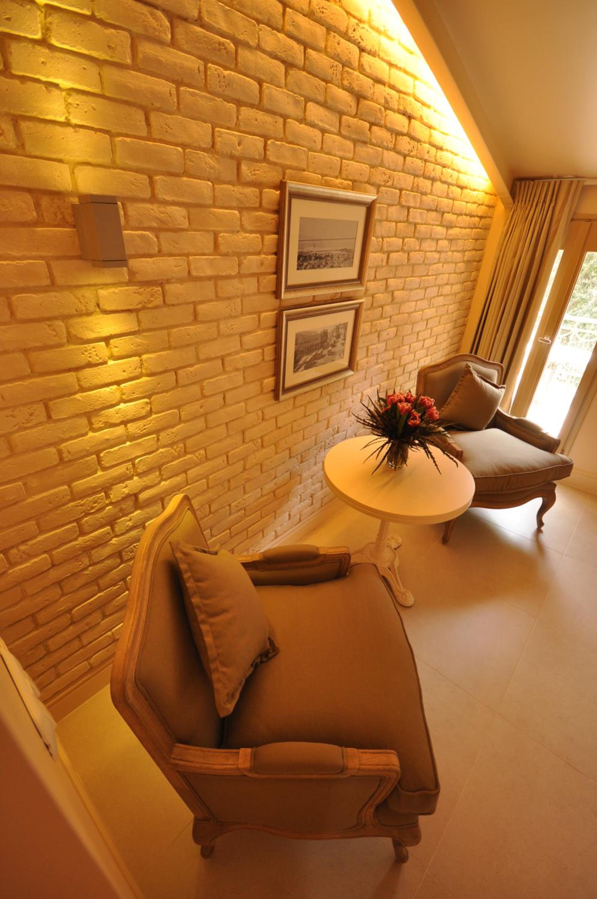 Jacuzzi Deluxe Room with Balcony - Photo 7