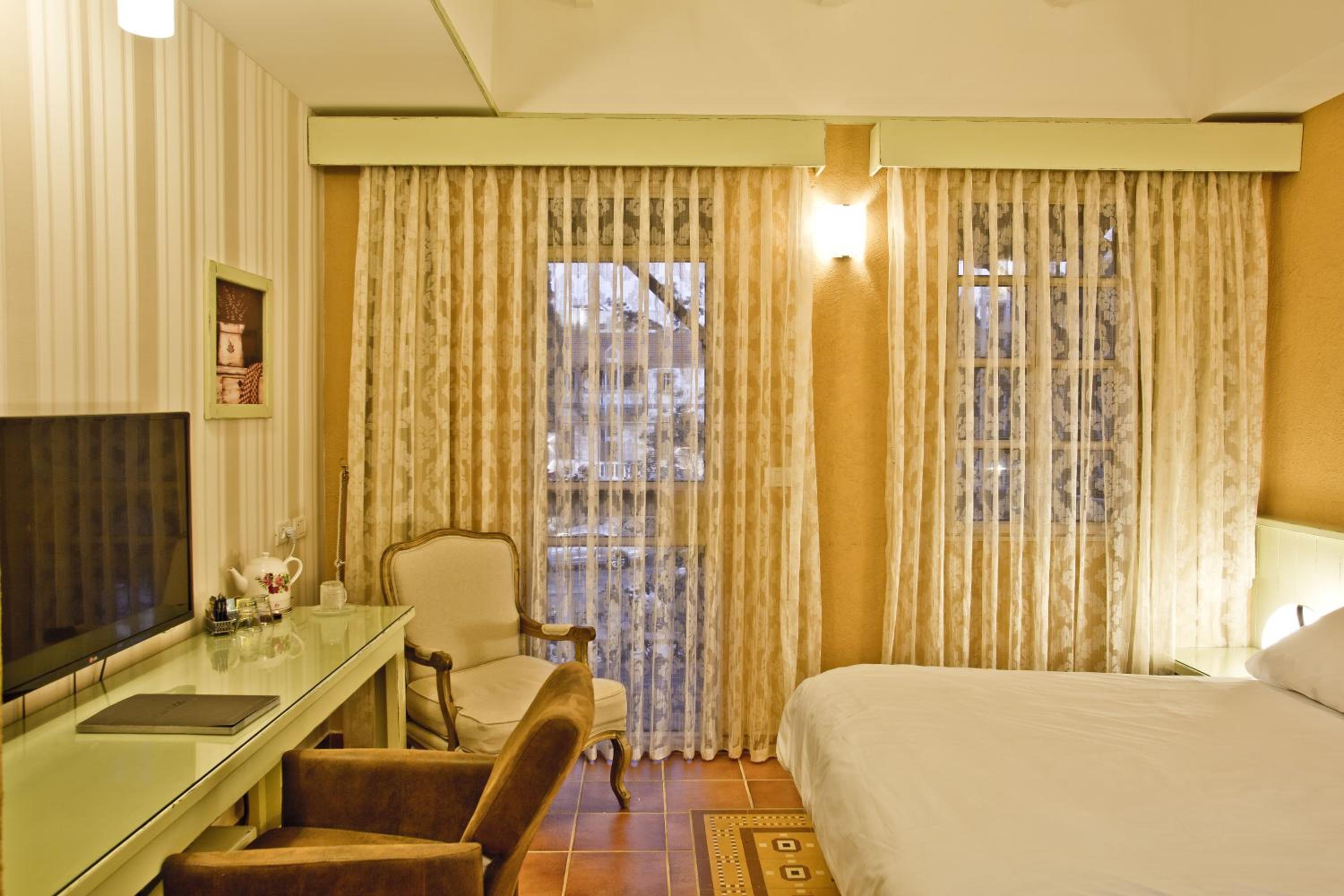 Jacuzzi Deluxe Room with Balcony - Photo 6