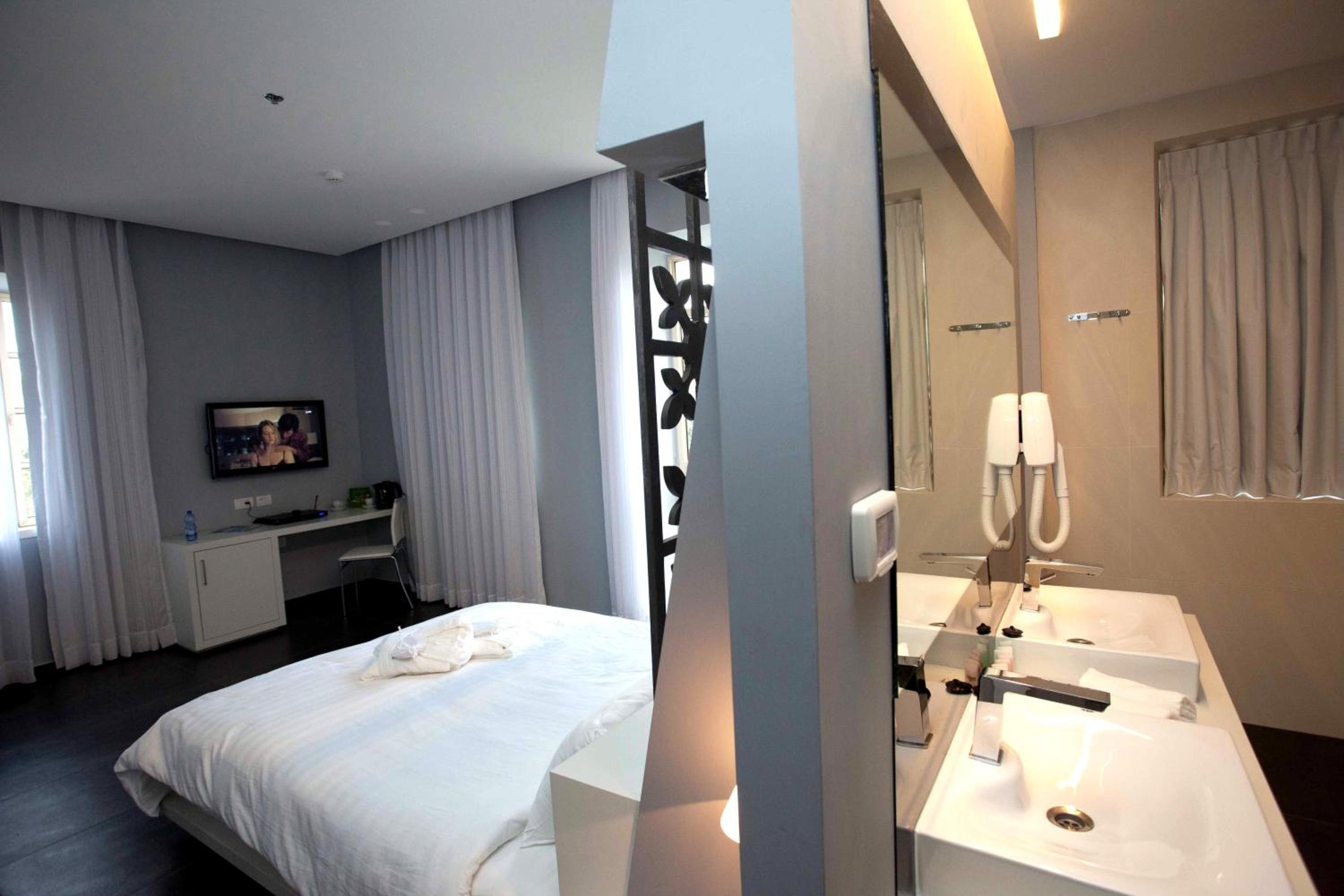 Jacuzzi Deluxe Room with Balcony - Photo 4