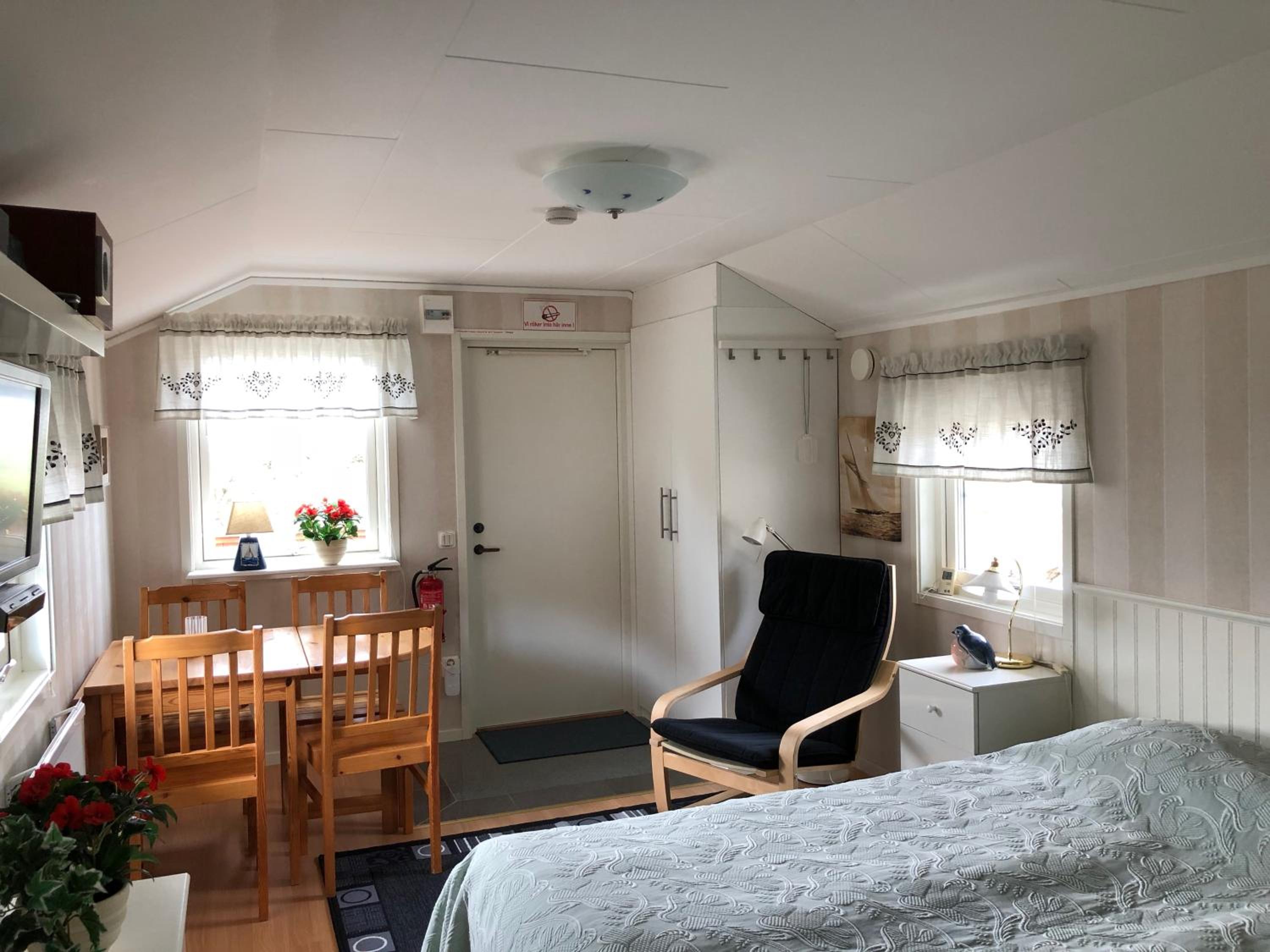 One-Bedroom Cottage - Photo 4