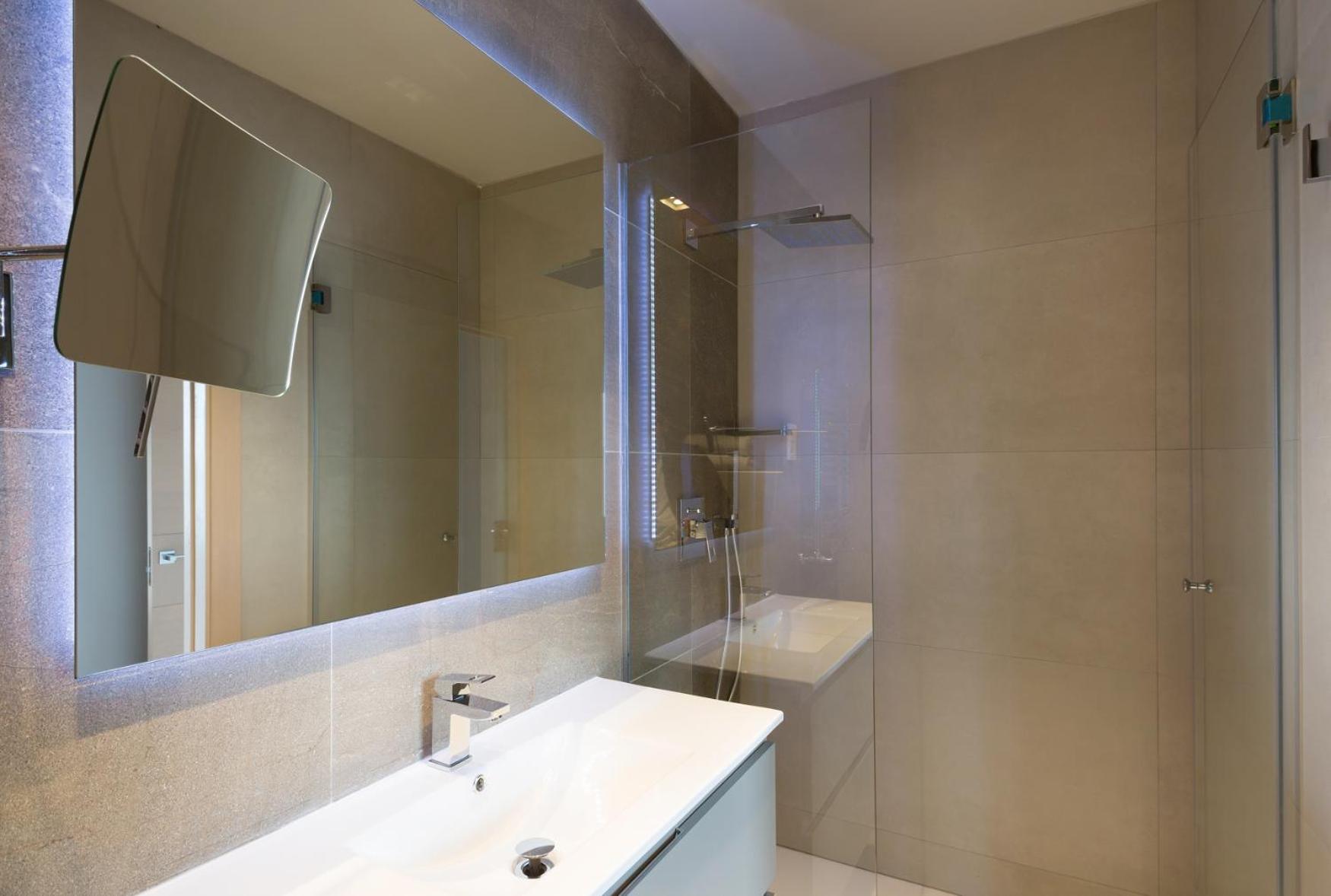 Apartment with Terrace - Photo 9