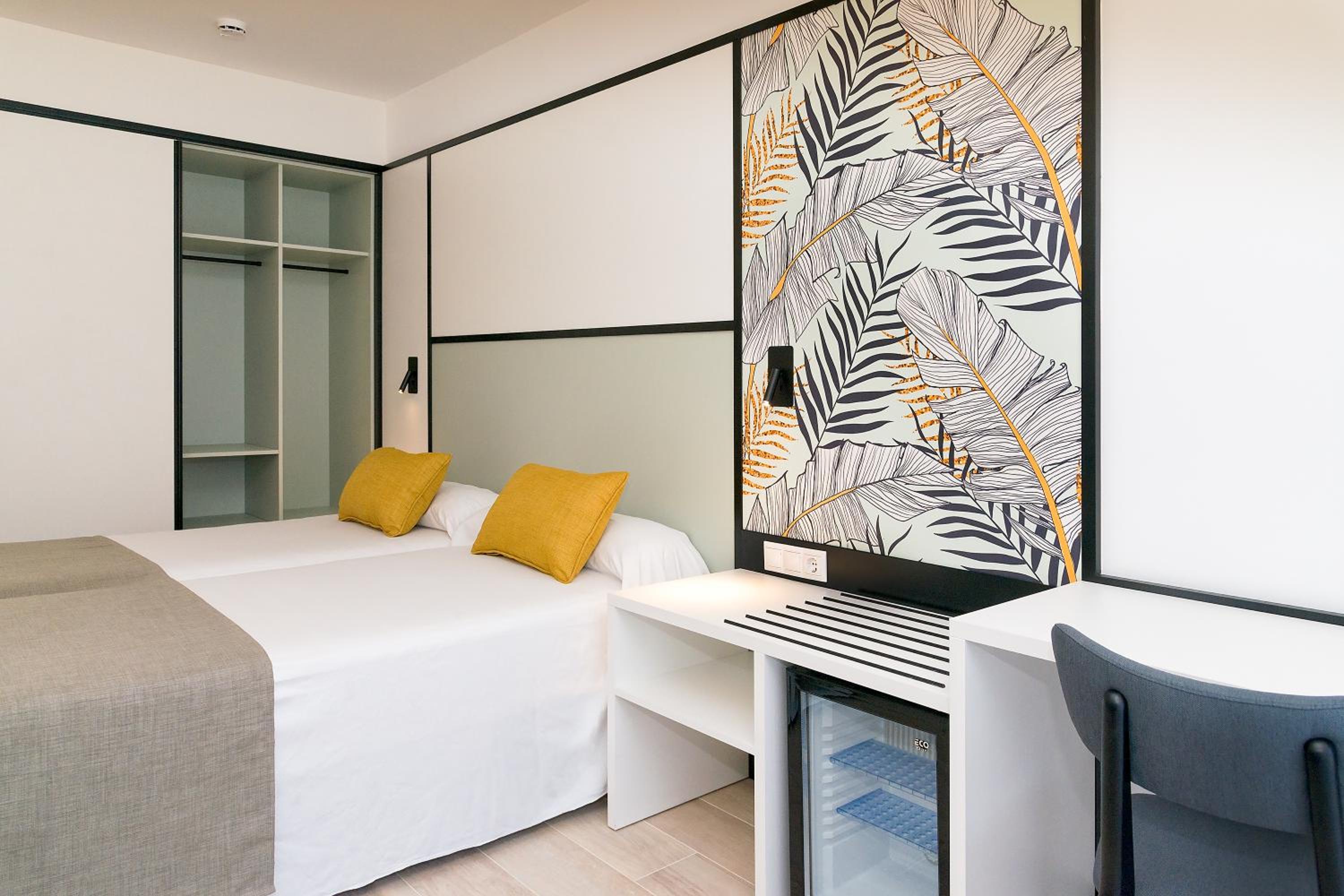 Double Room with Terrace (2 Adults + 1 Child) - Photo 6