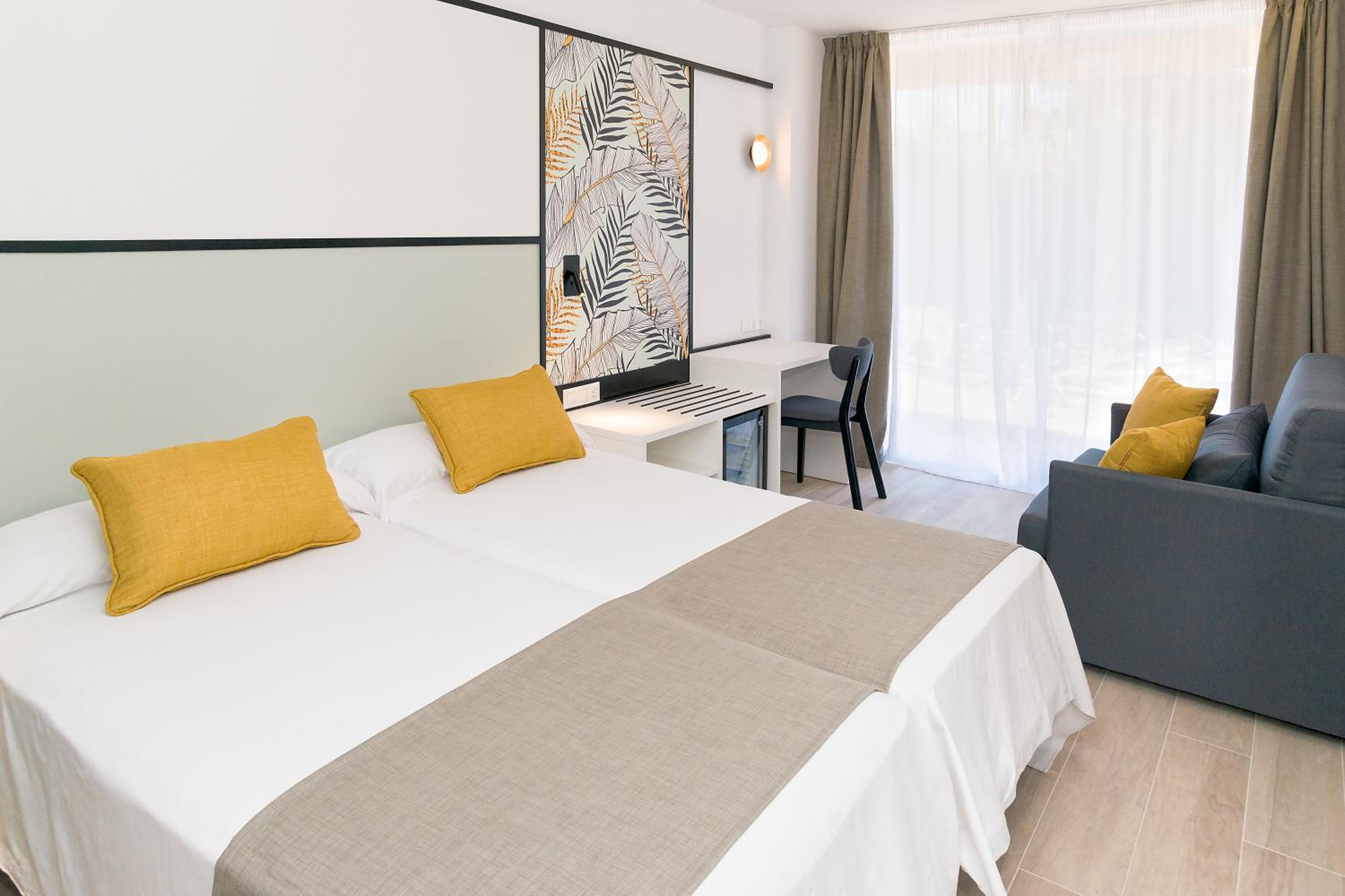 Double Room with Terrace (2 Adults + 1 Child) - Photo 1
