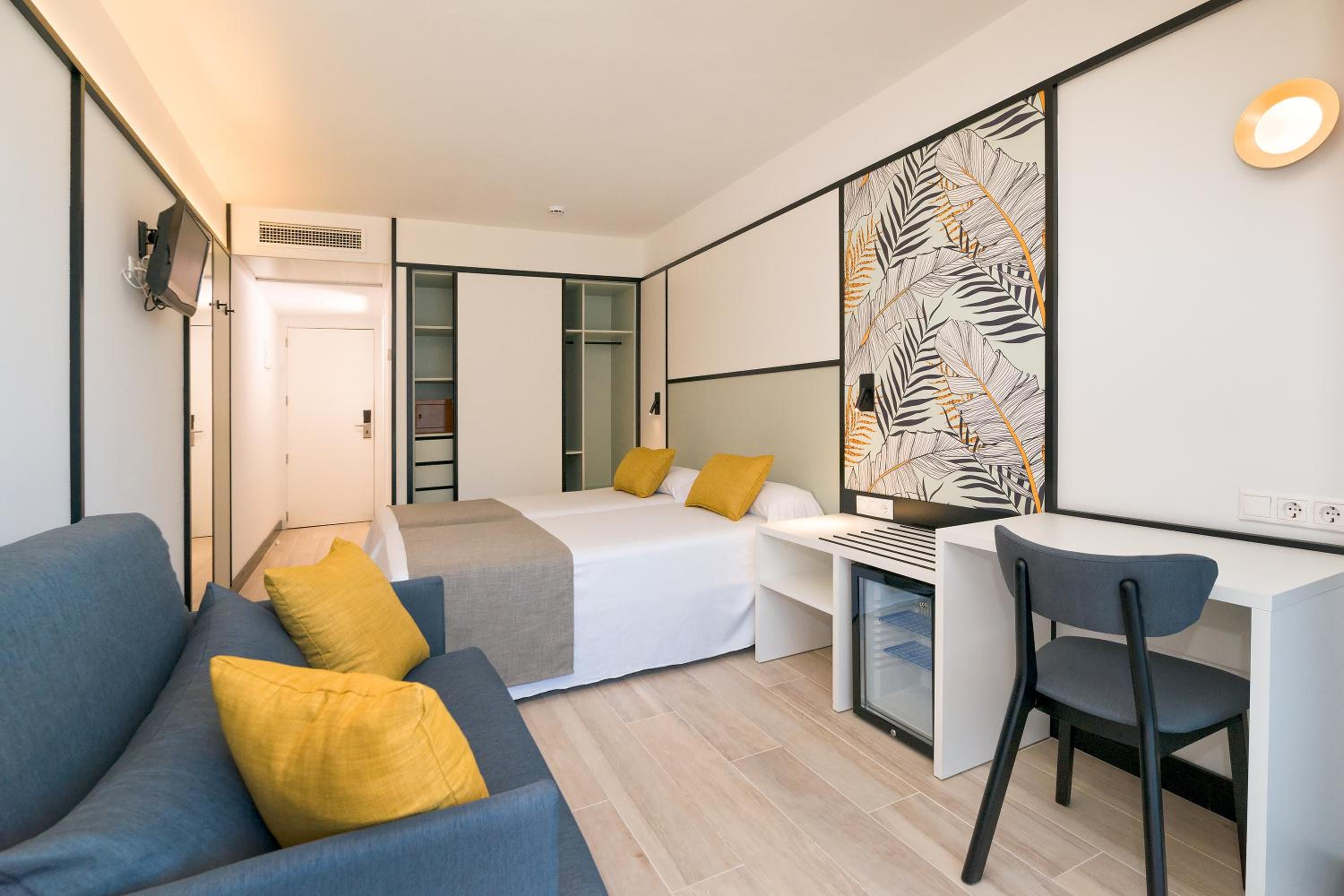 Double Room with Terrace (2 Adults + 1 Child) - Photo 4
