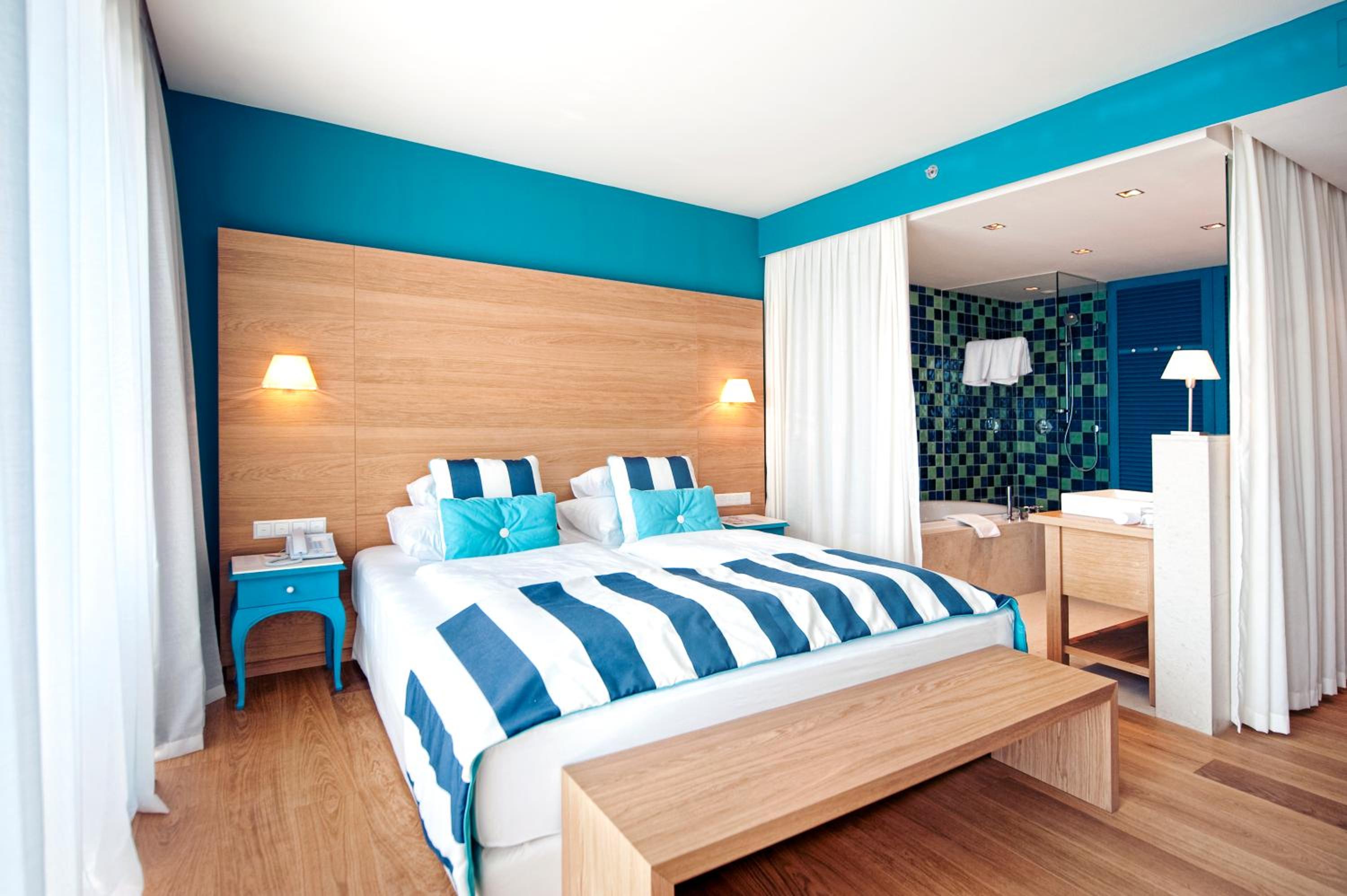 Superior Room with Balcony and Park View - Photo 1