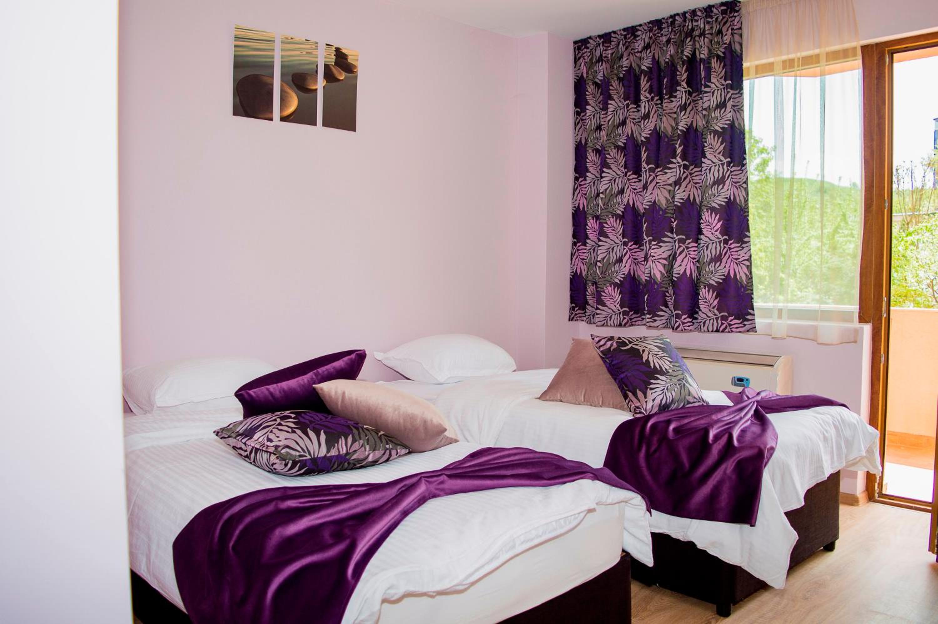 Double Room with Balcony - Photo 4