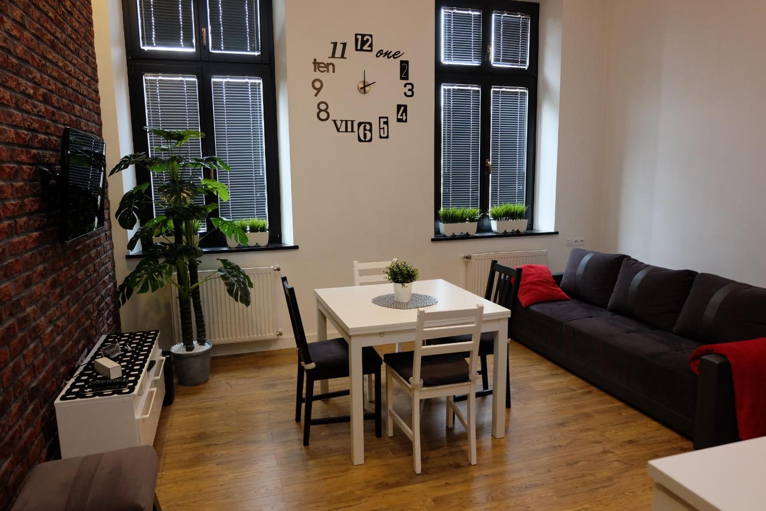 Studio Apartment - Photo 1