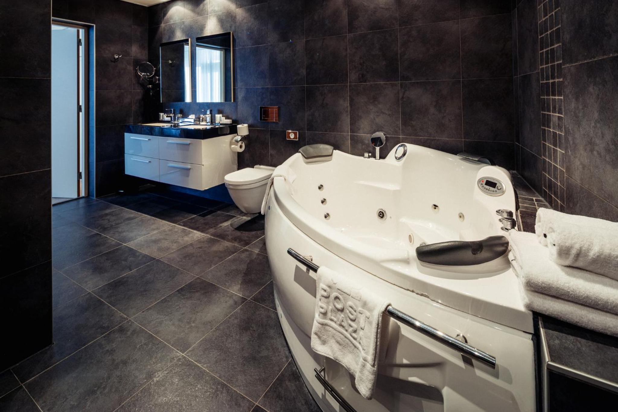 King Suite with Balcony - Photo 3