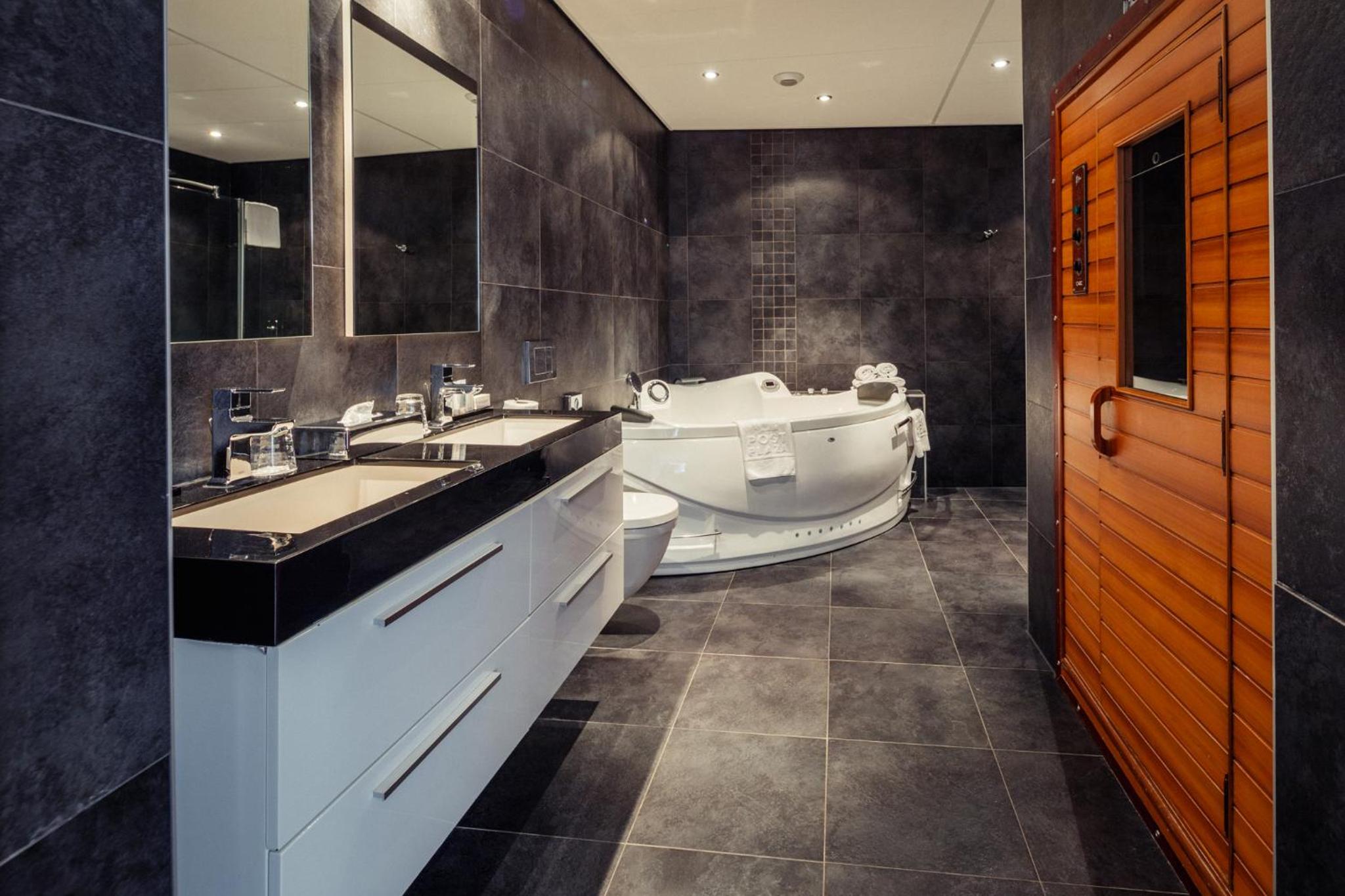 King Suite with Balcony - Photo 2