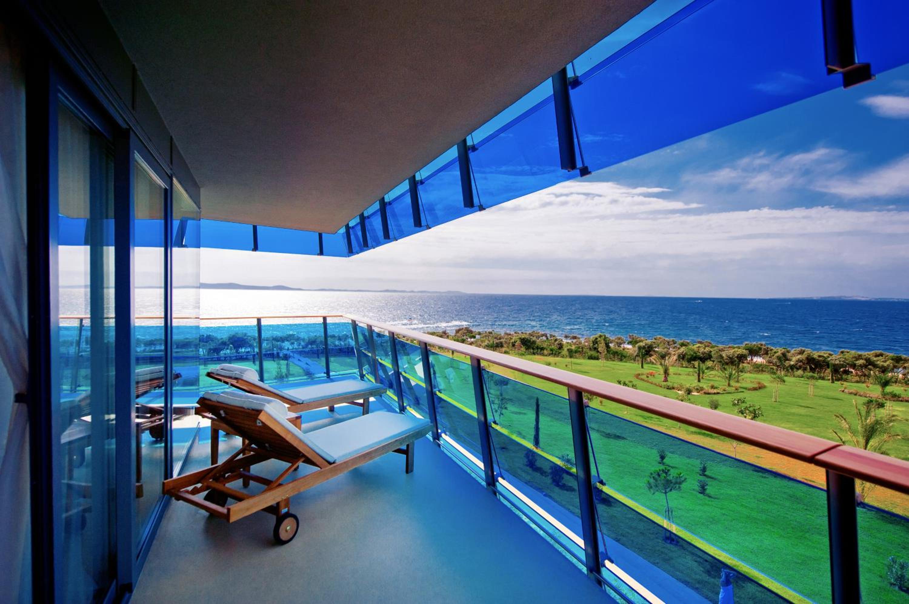 Senior Suite with Balcony and Sea View photo 2