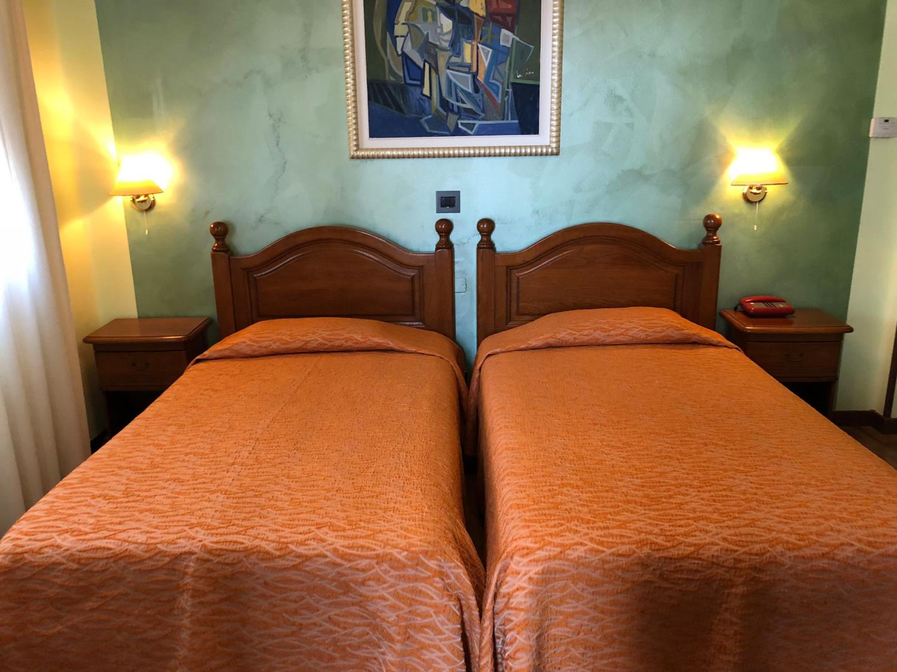 Standard Twin Room - Photo 1