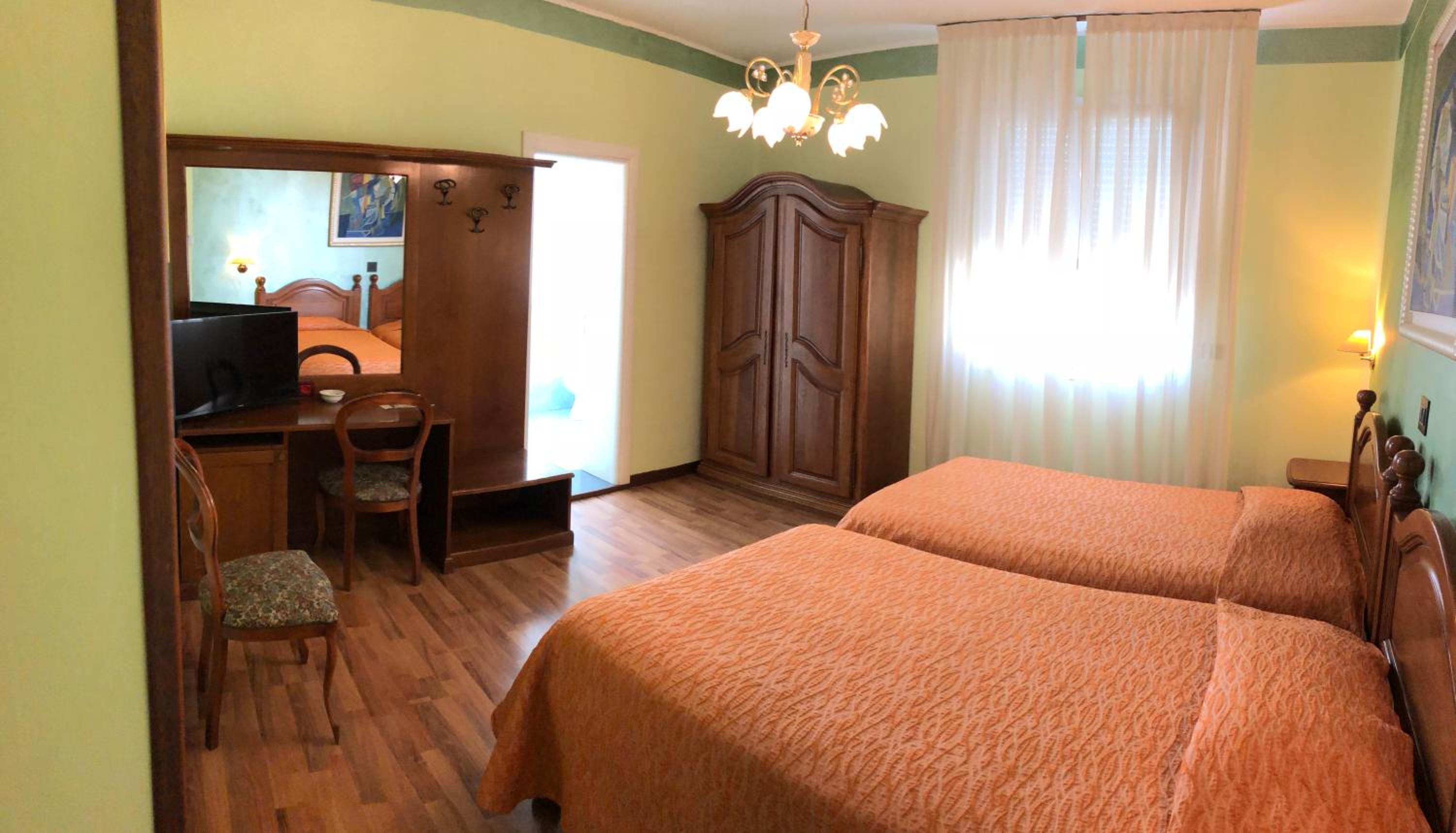 Standard Twin Room - Photo 2
