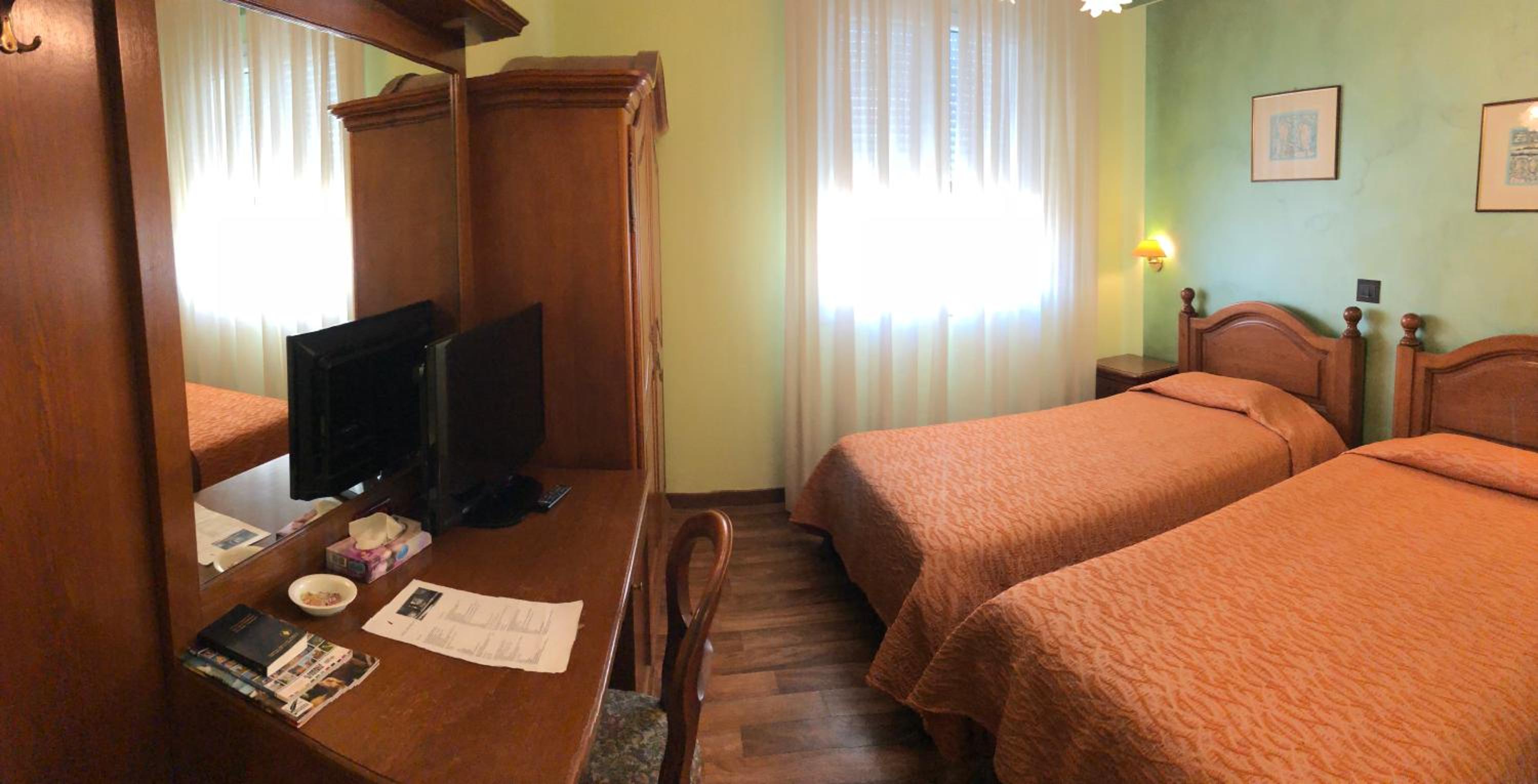 Standard Twin Room - Photo 3