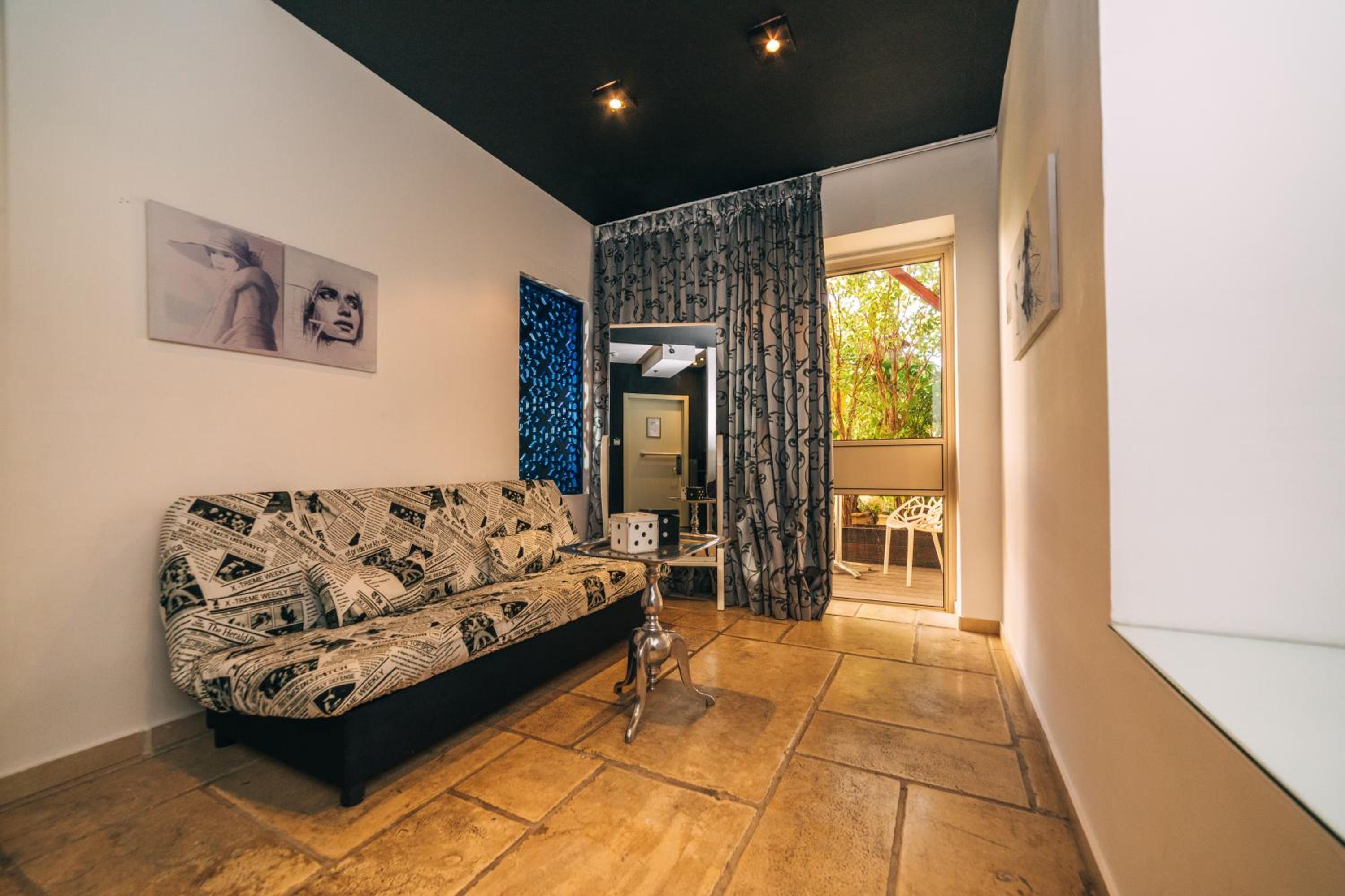 Junior Suite with Patio - Photo 4