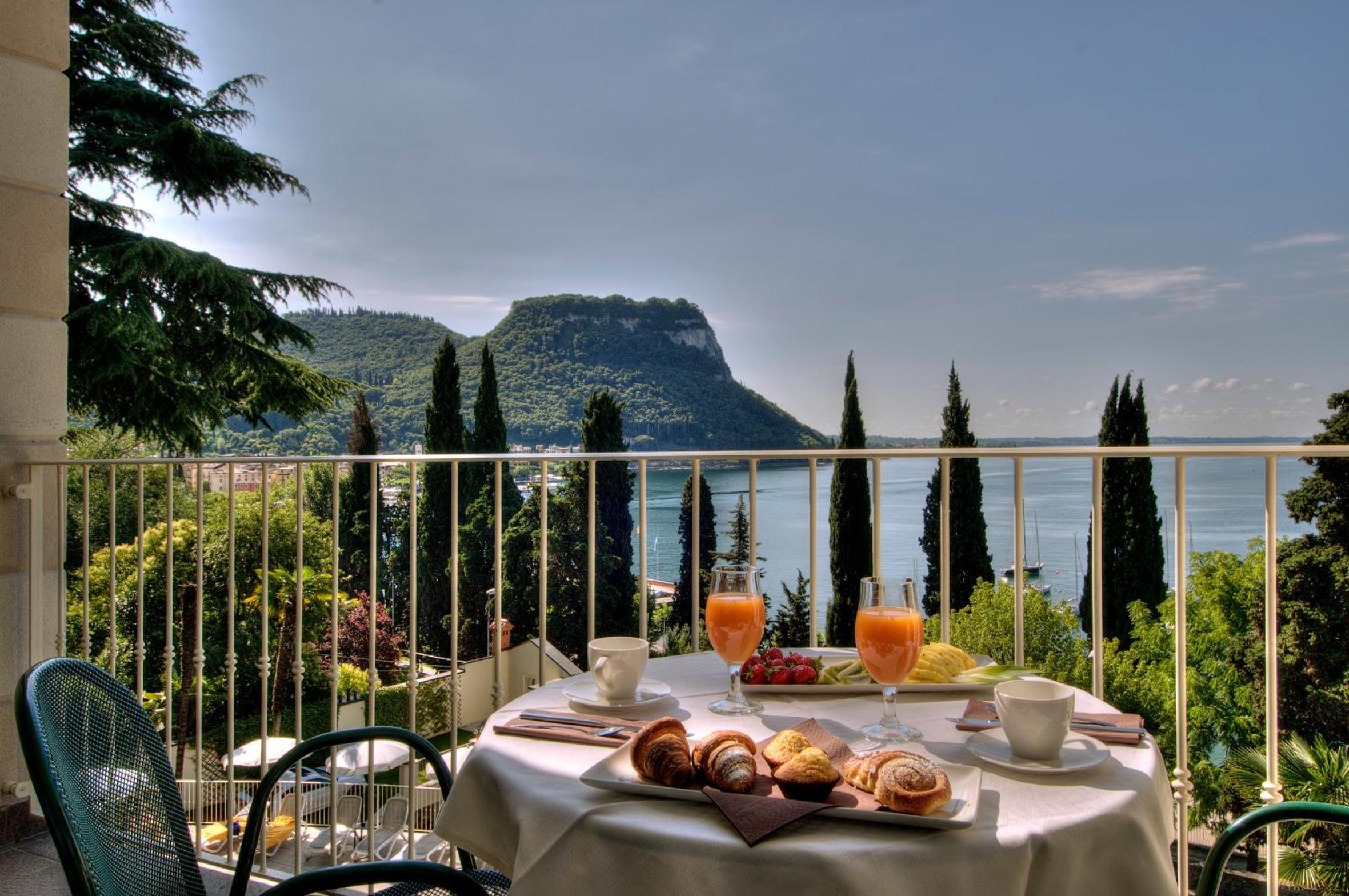 Double or Twin Room with Balcony and Lake View - Photo 3