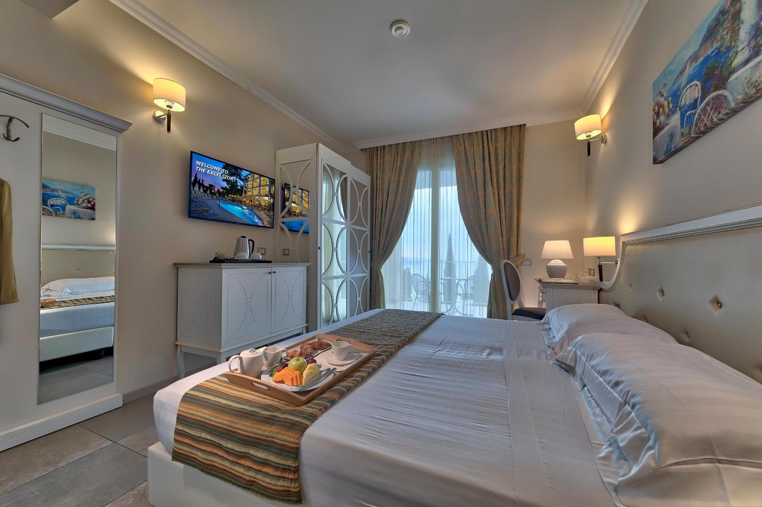 Double or Twin Room with Balcony and Lake View - Photo 1