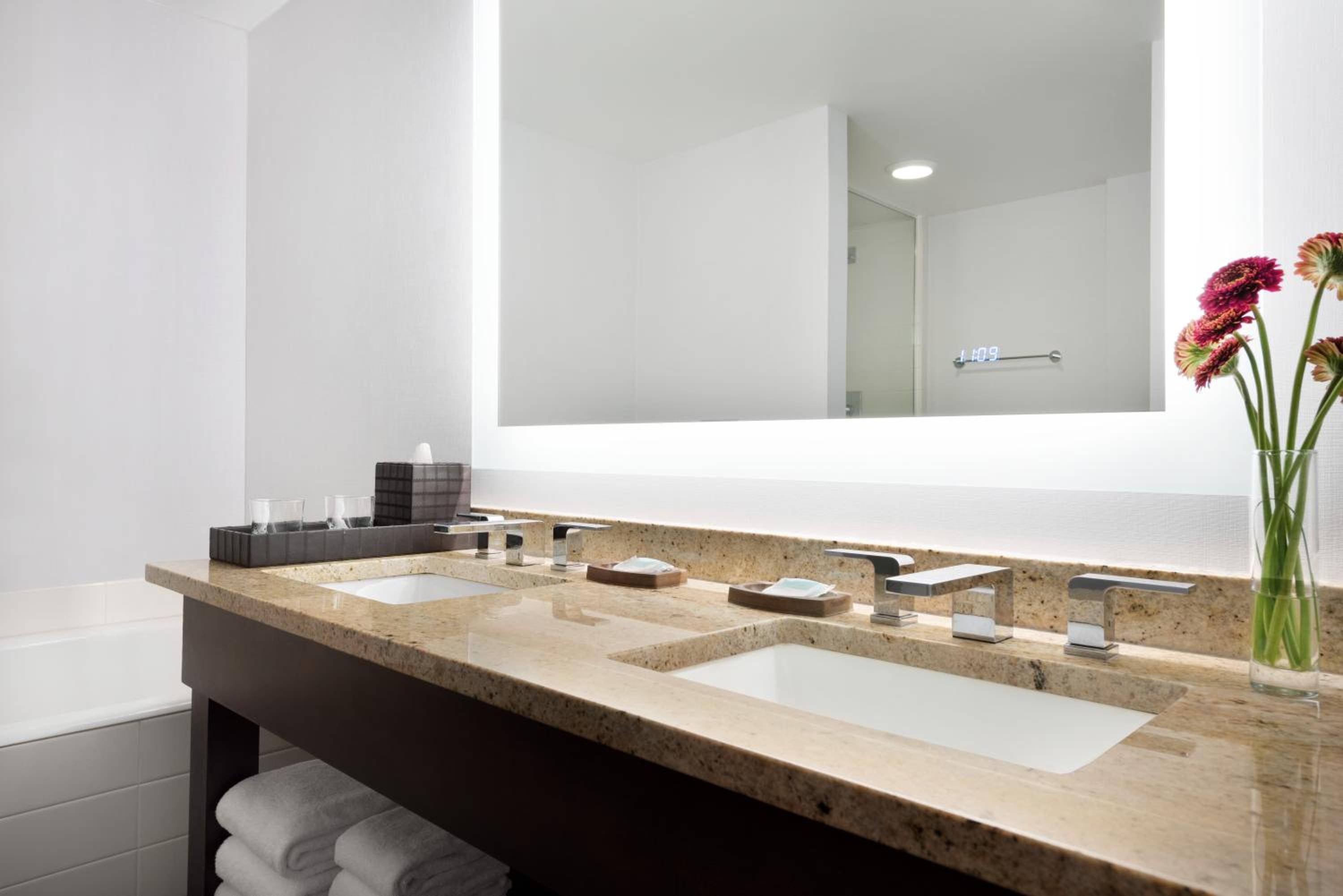 Executive Suite - Photo 3