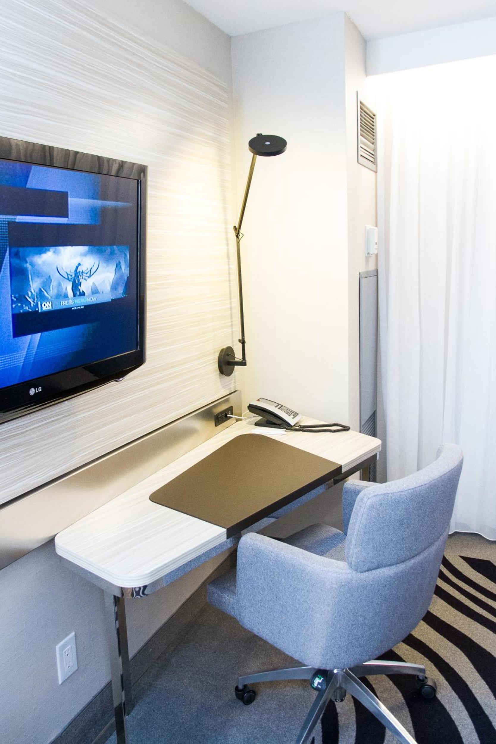 Executive King Room with Sofa Bed - Photo 2