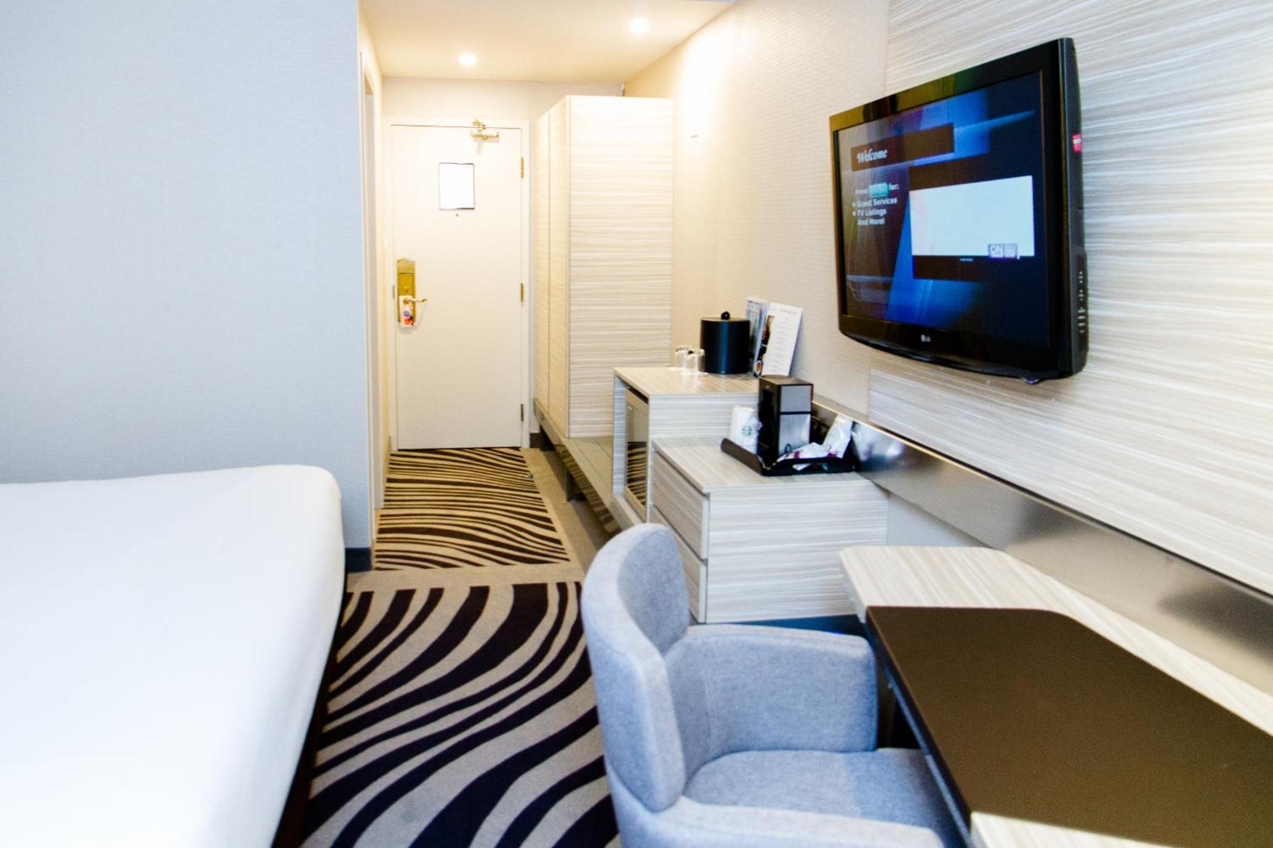 Executive King Room with Sofa Bed - Photo 5