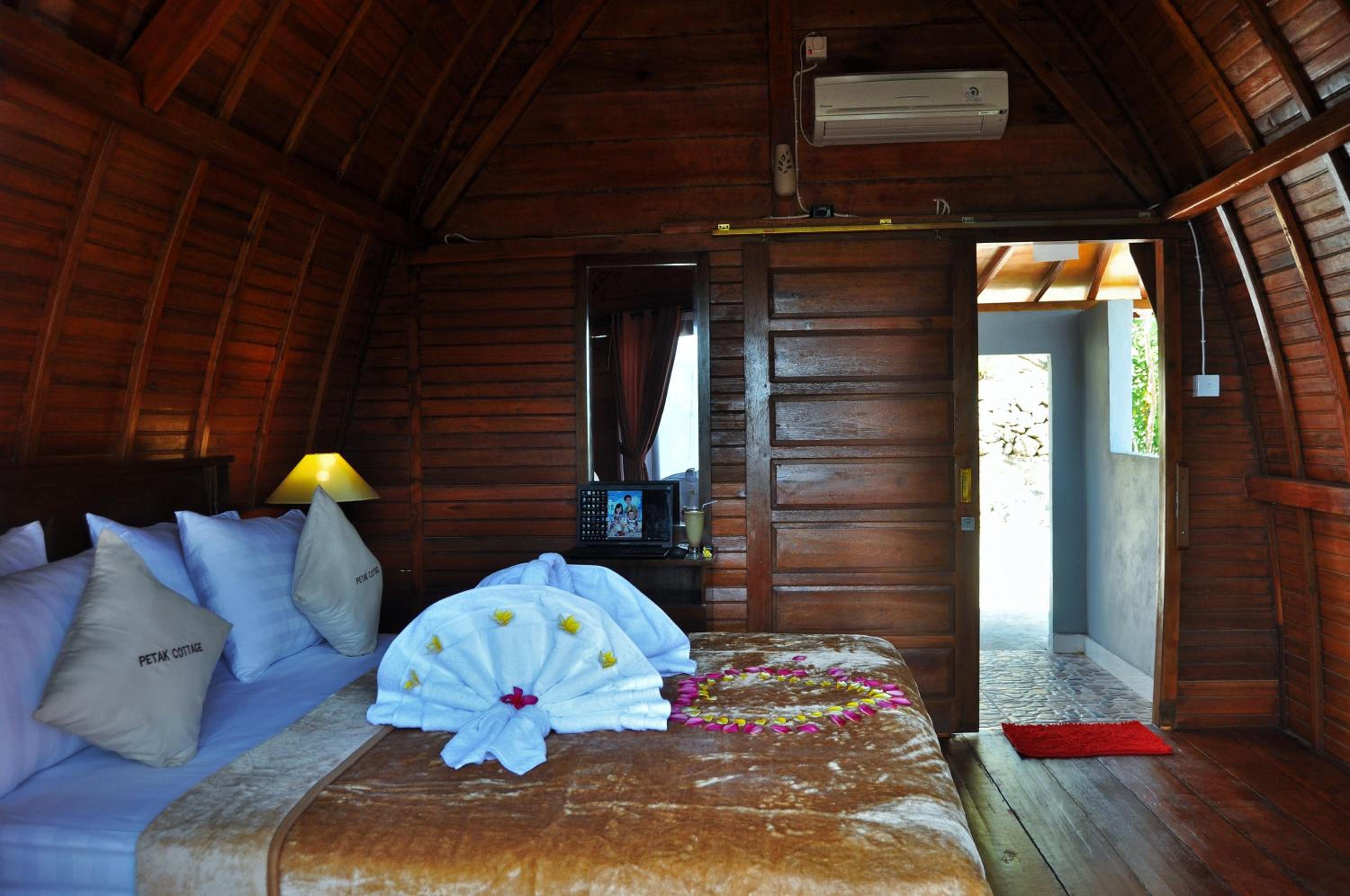 Deluxe Bungalow with Ocean and Agung Mount View - Photo 45