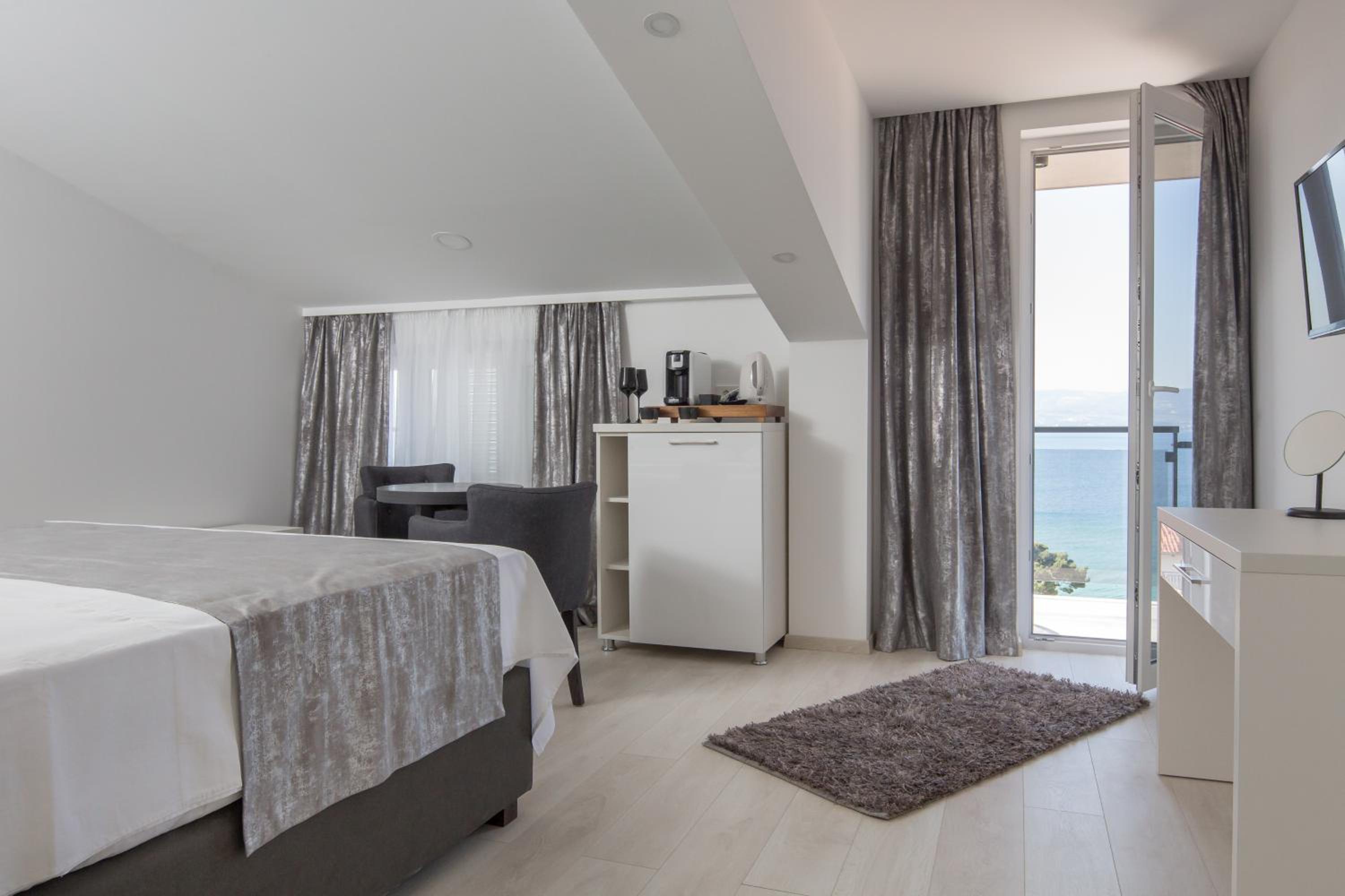 Deluxe Double Room with Balcony and Sea View