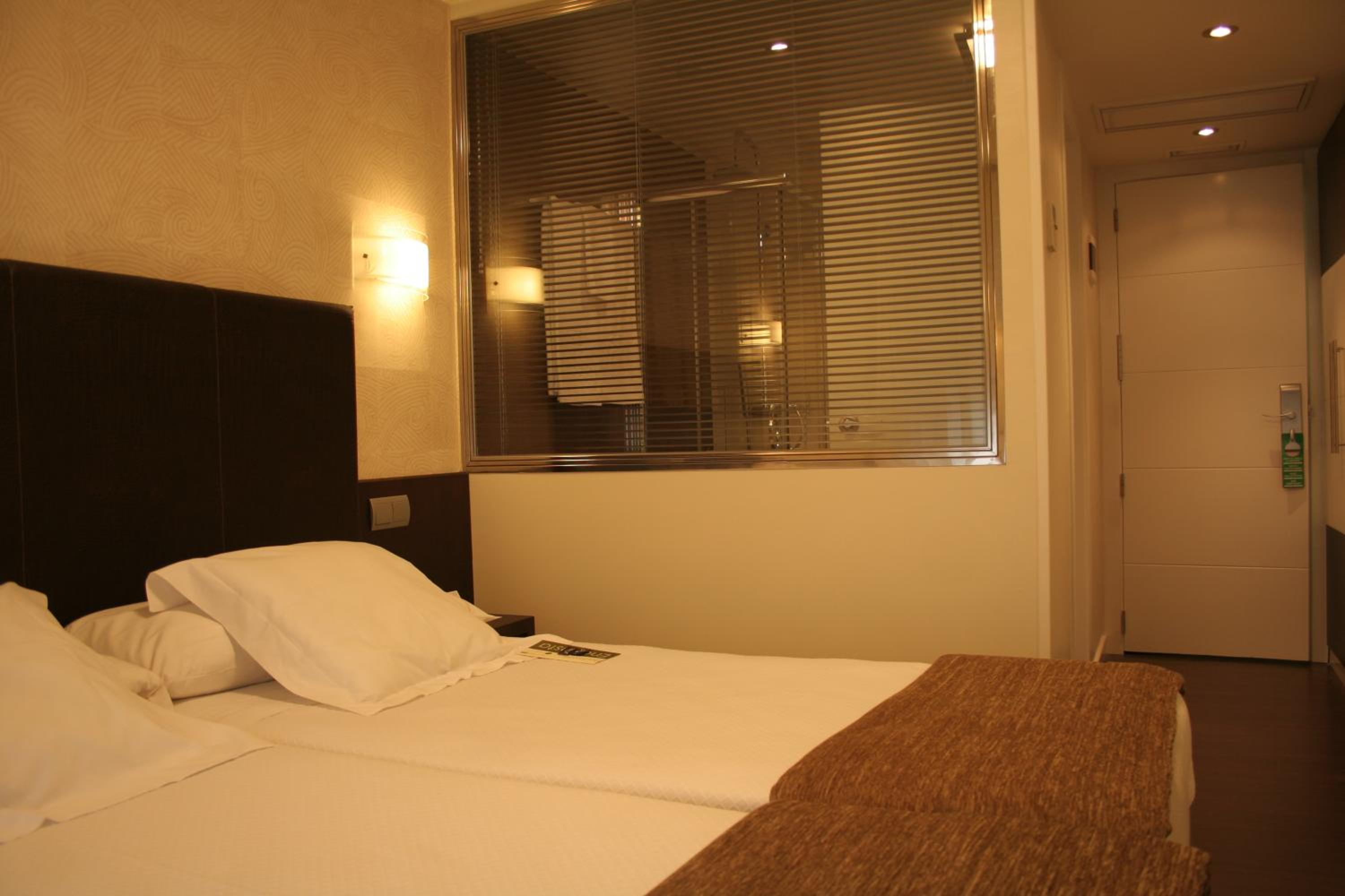 Double or Twin Room - Photo 12