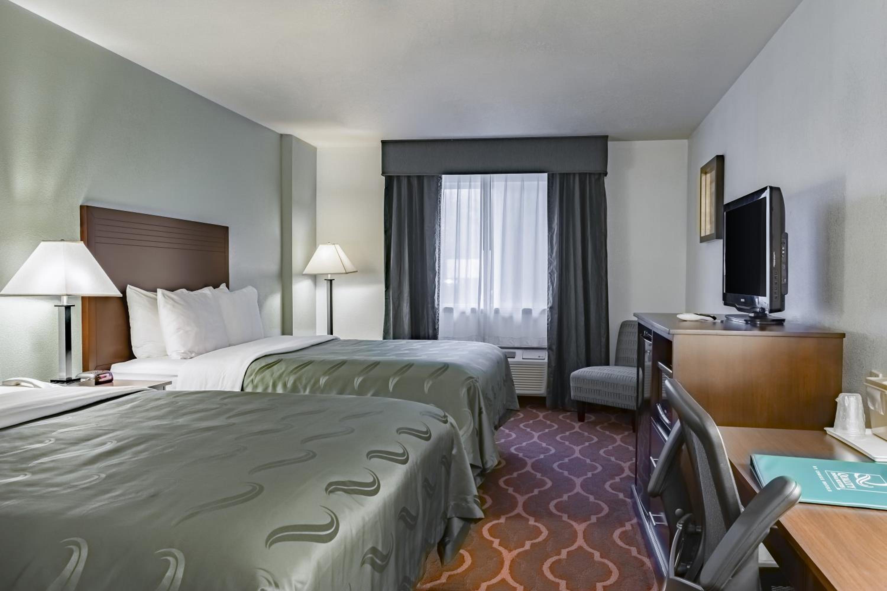 Queen Room with Two Queen Beds - Non-Smoking - Photo 3