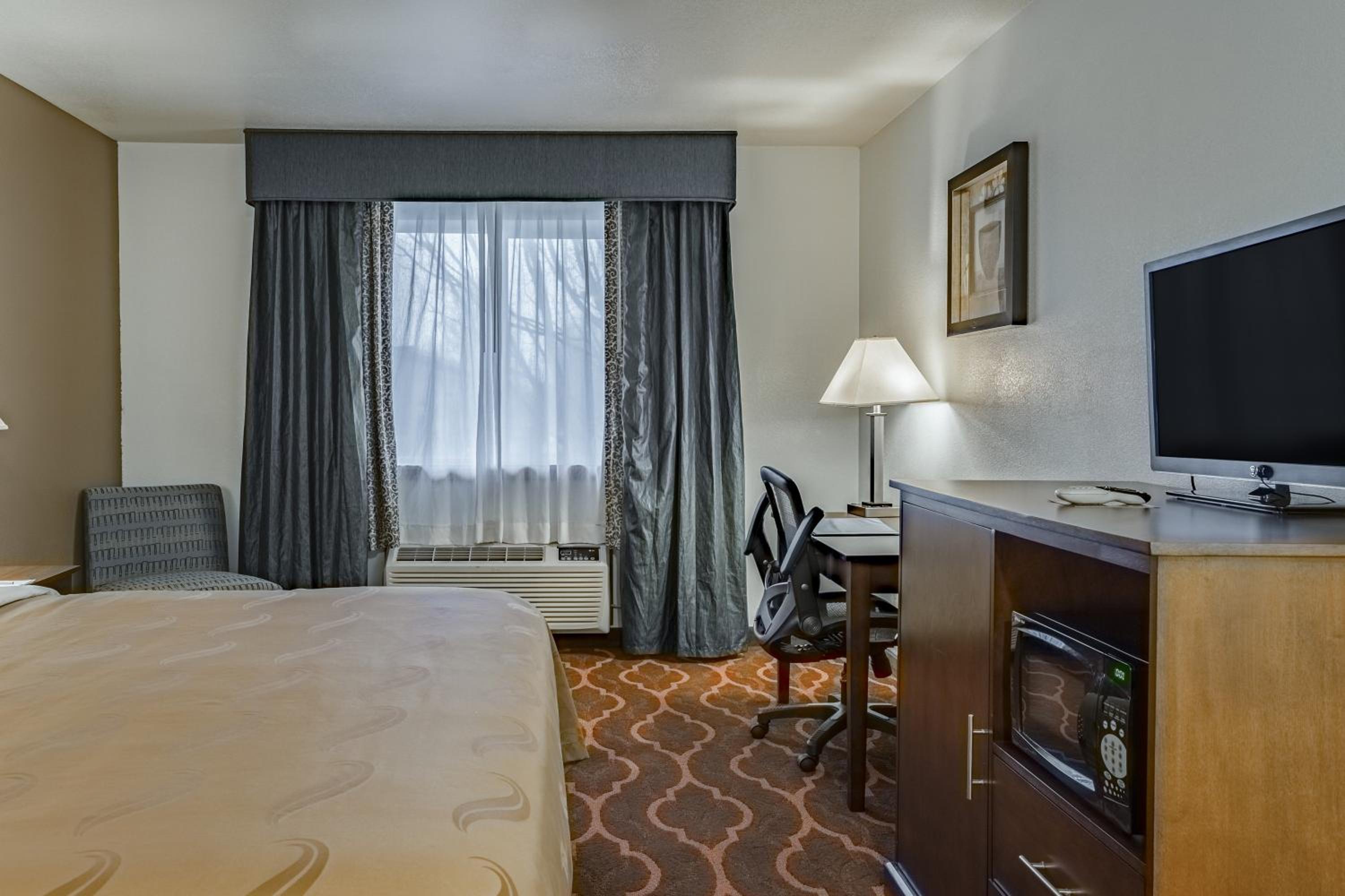 King Room - Non-Smoking - Photo 2