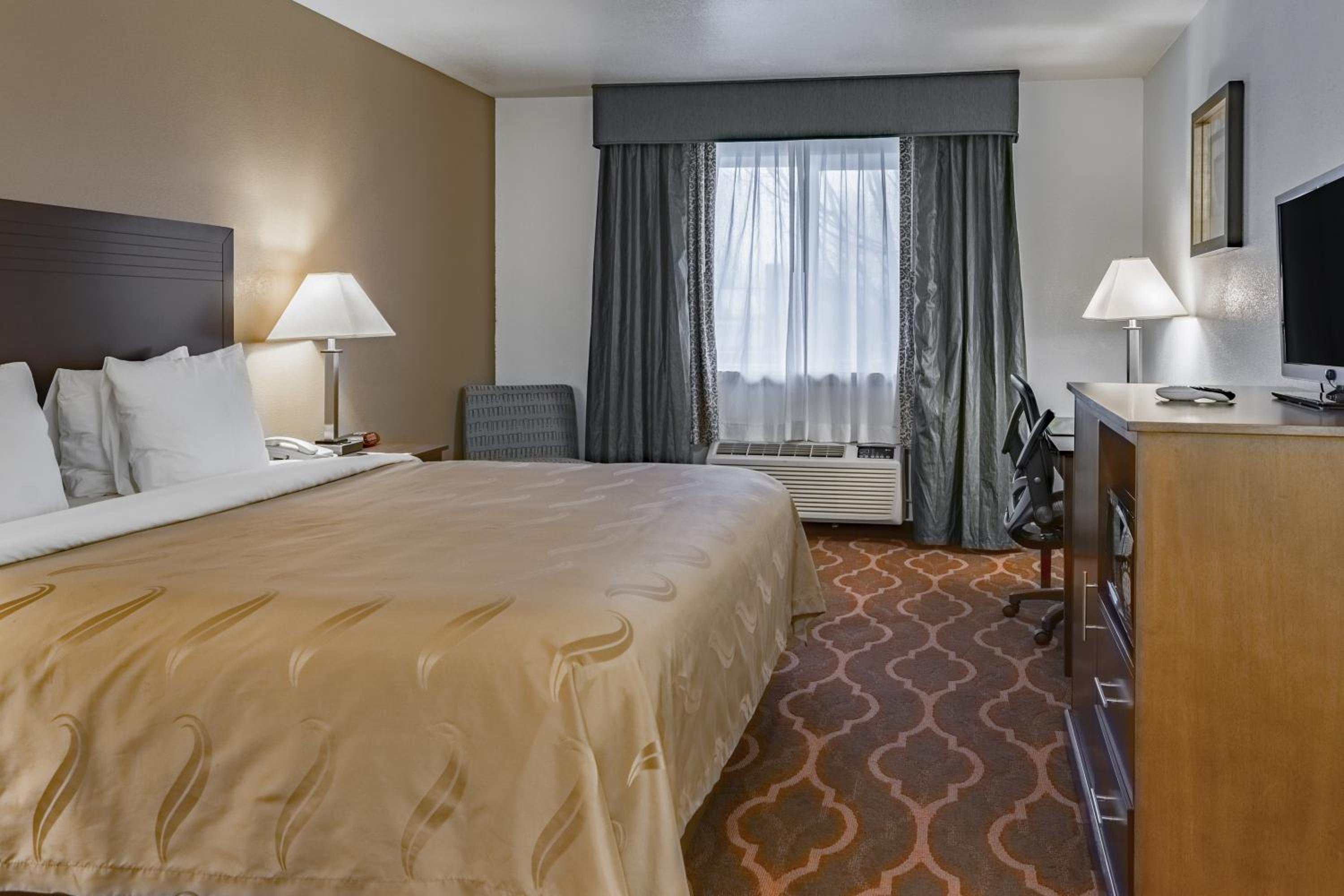 King Room - Non-Smoking - Photo 4