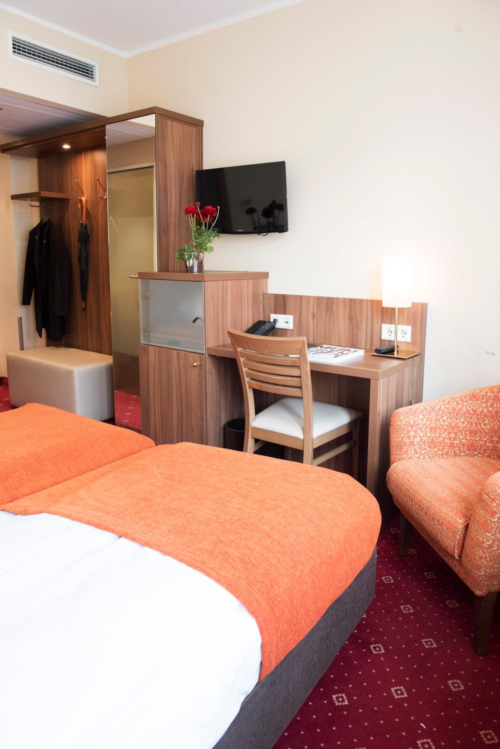 Small Queen Room with Air Conditioning photo 2